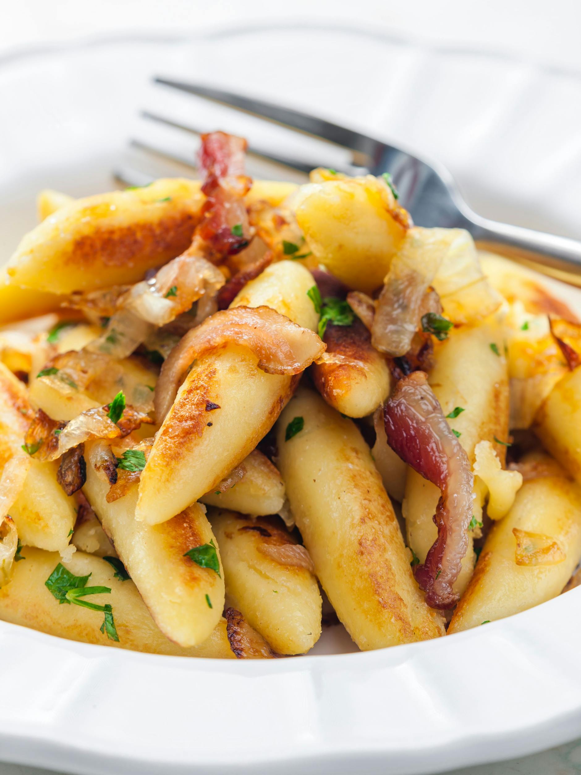 Wer ein schnelles und deftiges Gericht für das Abendessen sucht, sollte dieses Rezept für Schupfnudeln mit Zwiebeln und Schinken probieren.