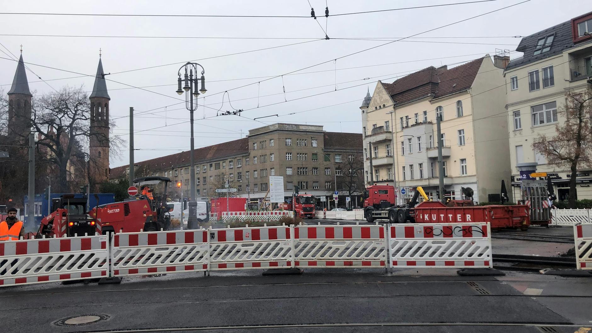 Im Zentrum Pankow wird seit Monaten gebaut, ist die eine Absperrung weg, kommt schon bald die nächste.