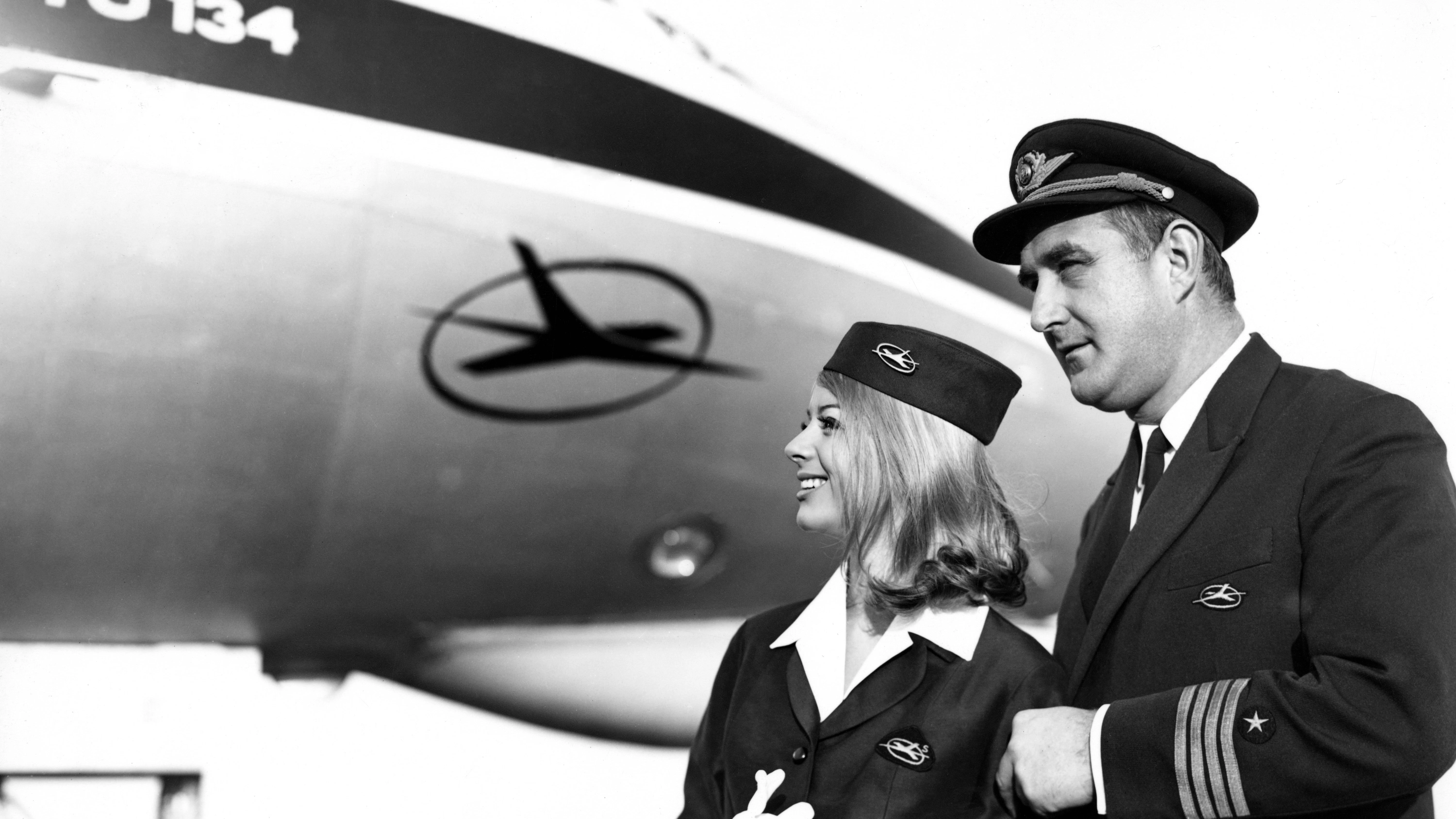 Eine Flugbegleiterin und ein Pilot der DDR-Airline Interflug. Auch um ein Flugzeug geht es in einem unserer Witze aus der DDR.