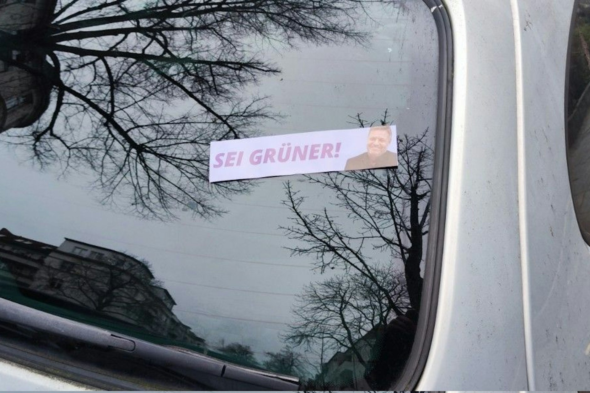 Die Sticker mit der Aufschrift „Sei grüner“ wurden auf zahlreichen Autos verteilt.