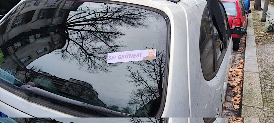 Die Sticker mit der Aufschrift „Sei grüner“ wurden auf zahlreichen Autos verteilt.