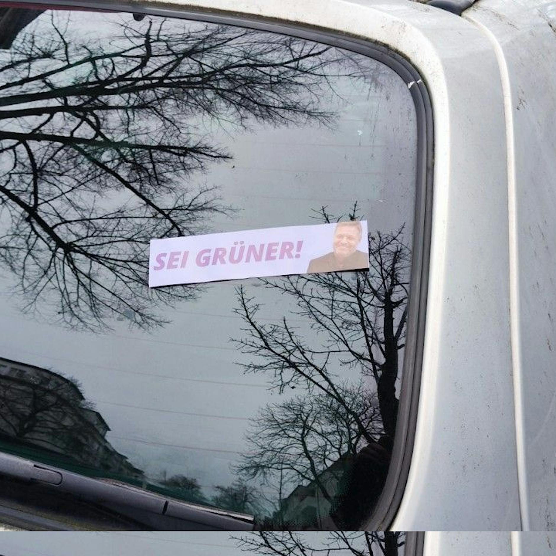 „Sei grüner“: Unbekannte bekleben Dutzende Autos in Berlin mit Stickern