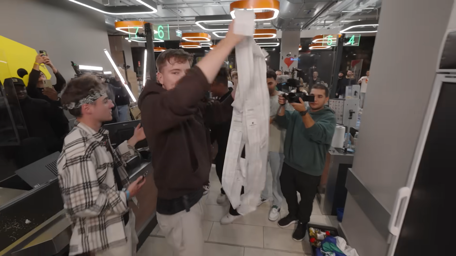 Youtube-Star MrBeast zeigt den Kassenzettel - er ist so lang, dass er durch den kompletten Supermarkt führt.