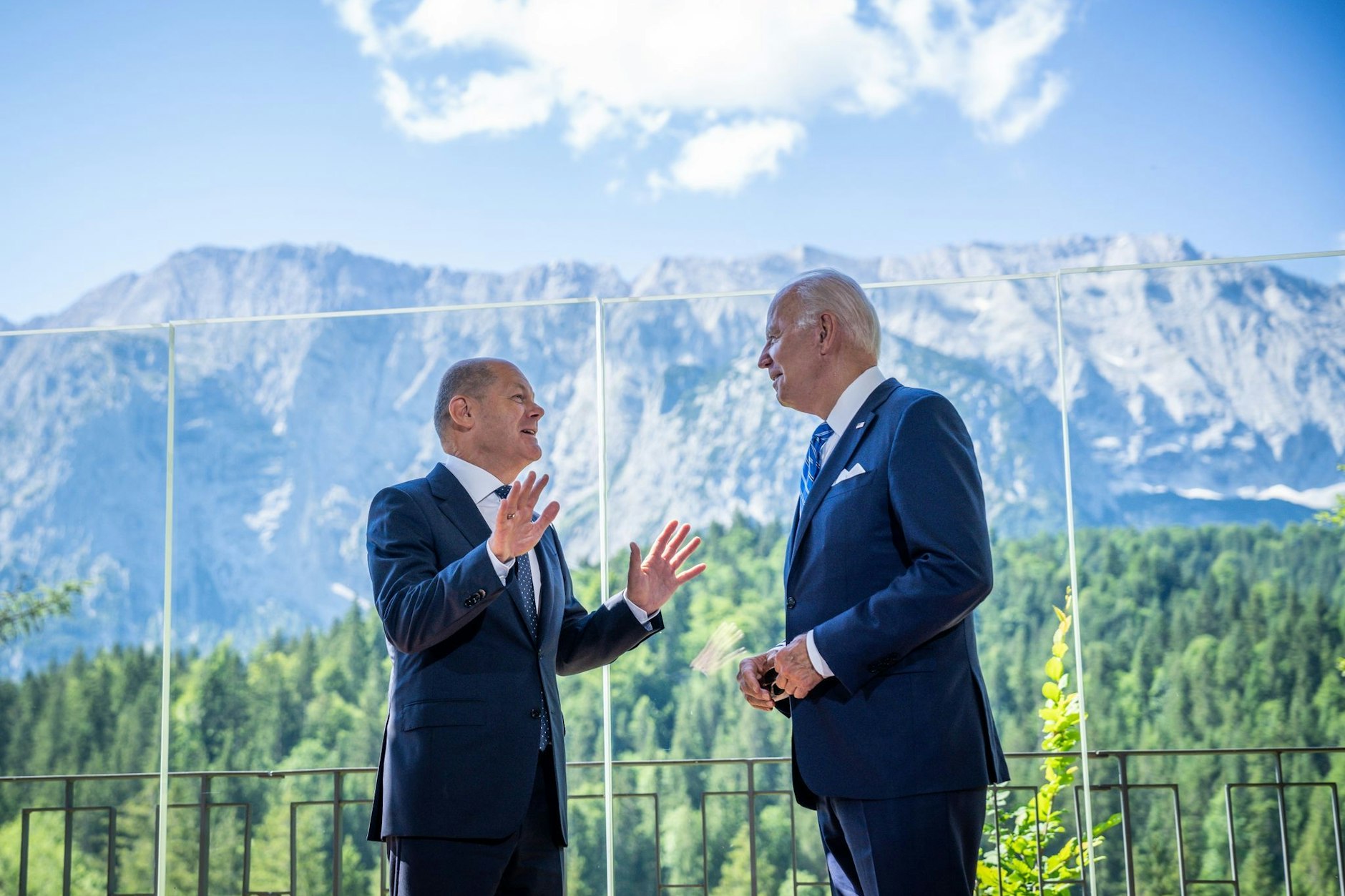 Bundeskanzler Olaf Scholz im Gespräch mit US-Präsident Joe Biden beim G7-Treffen in Bayern.