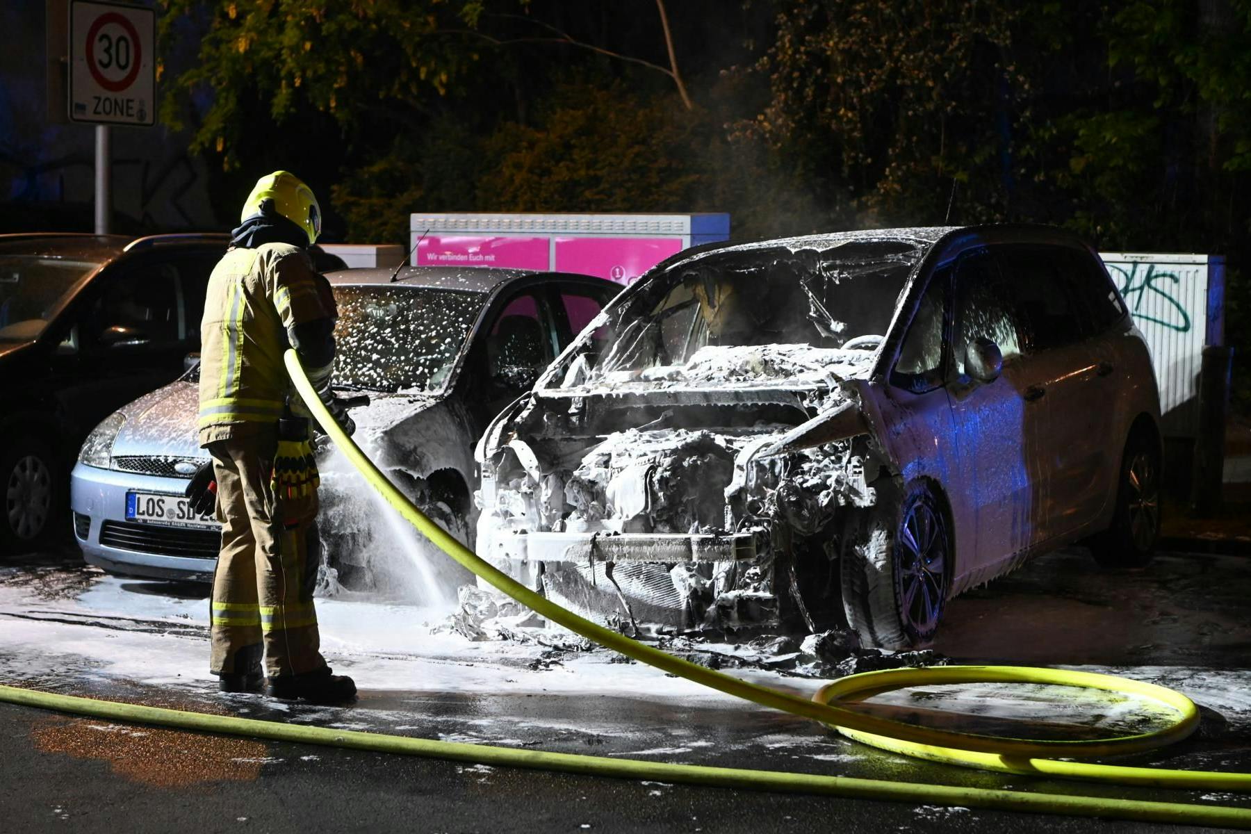 Die Feuerwehr löscht einen Citroën, der im Mai vergangenen Jahres vor der JVA Moabit angezündet worden war.