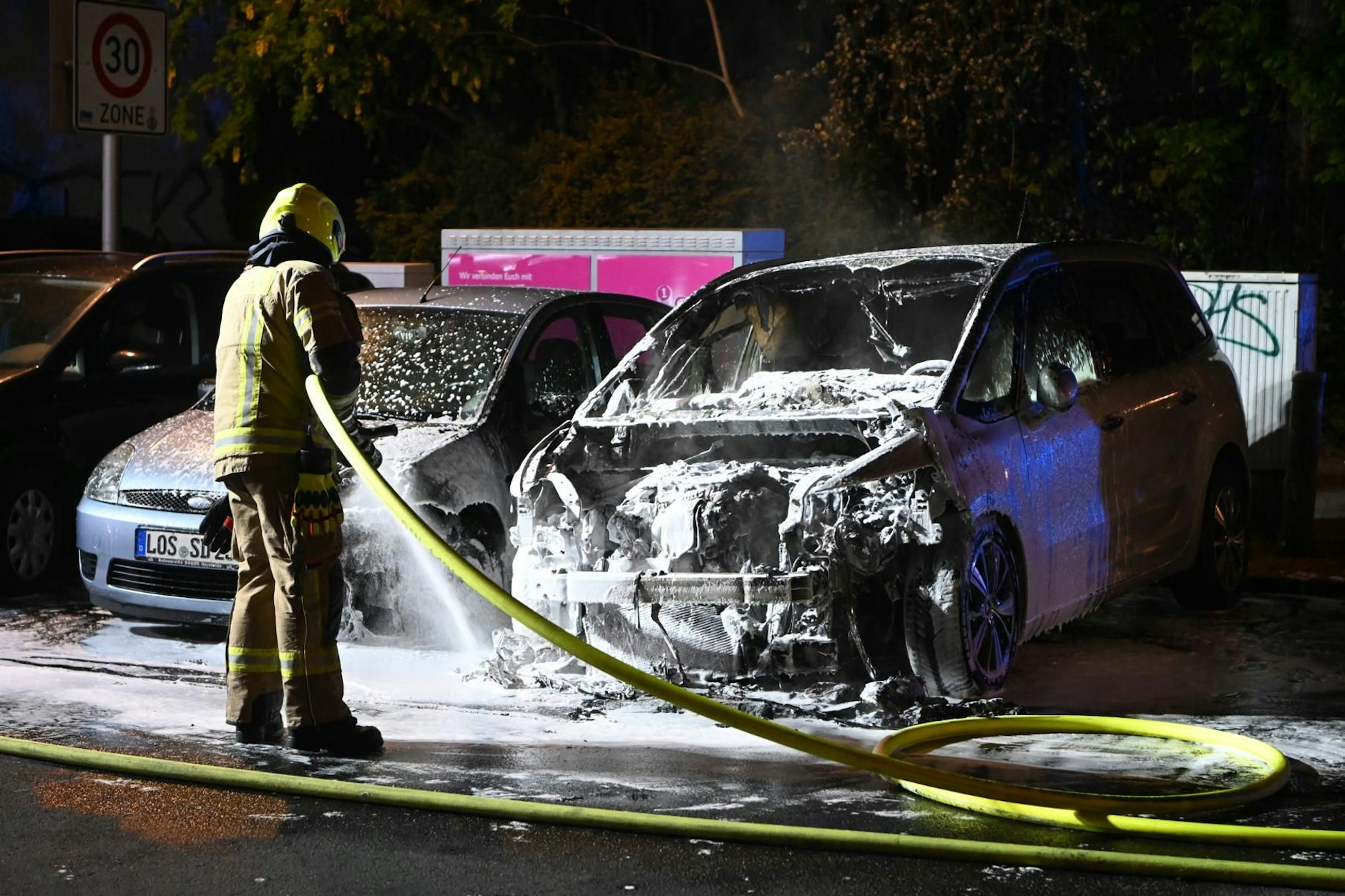 Die Feuerwehr löscht einen Citroën, der im Mai vergangenen Jahres vor der JVA Moabit angezündet worden war.