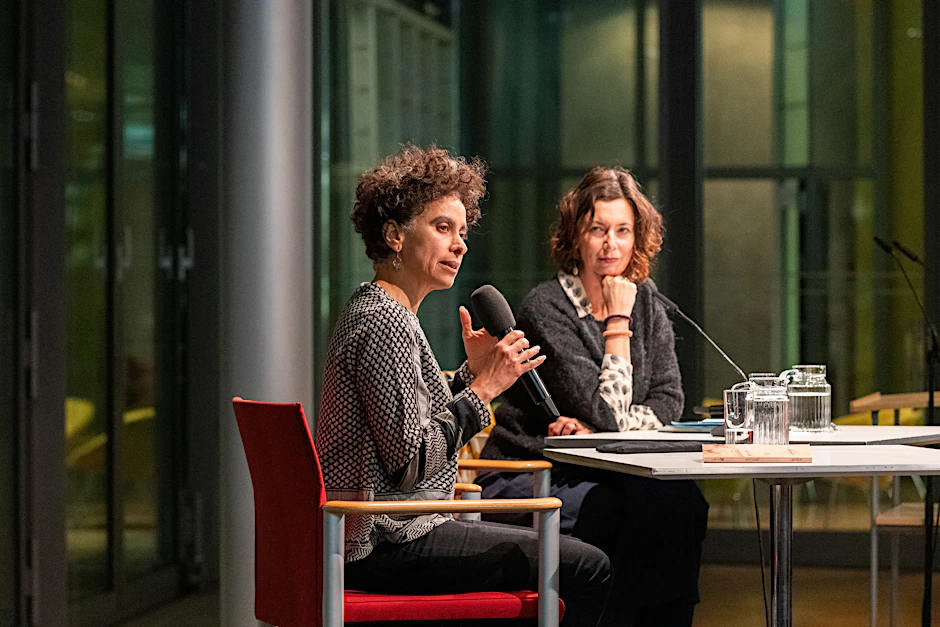 Adania Shibli spricht am Mittwochabend mit Eva Menasse vor Publikum in der Akademie der Künste am Pariser Platz.