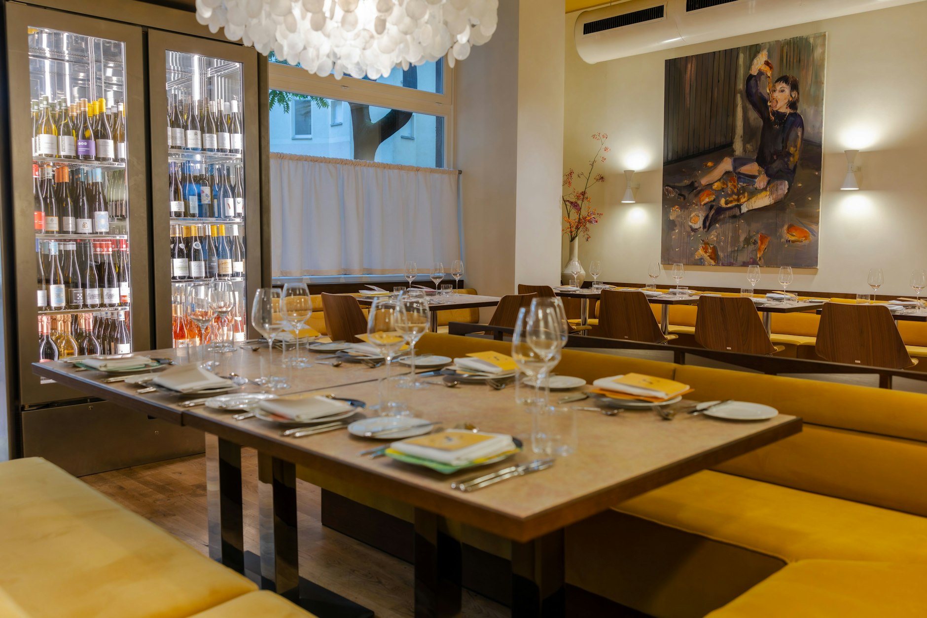 Zusammen essen, gemeinsam sitzen: Der Gastraum im Swan&amp;Son.