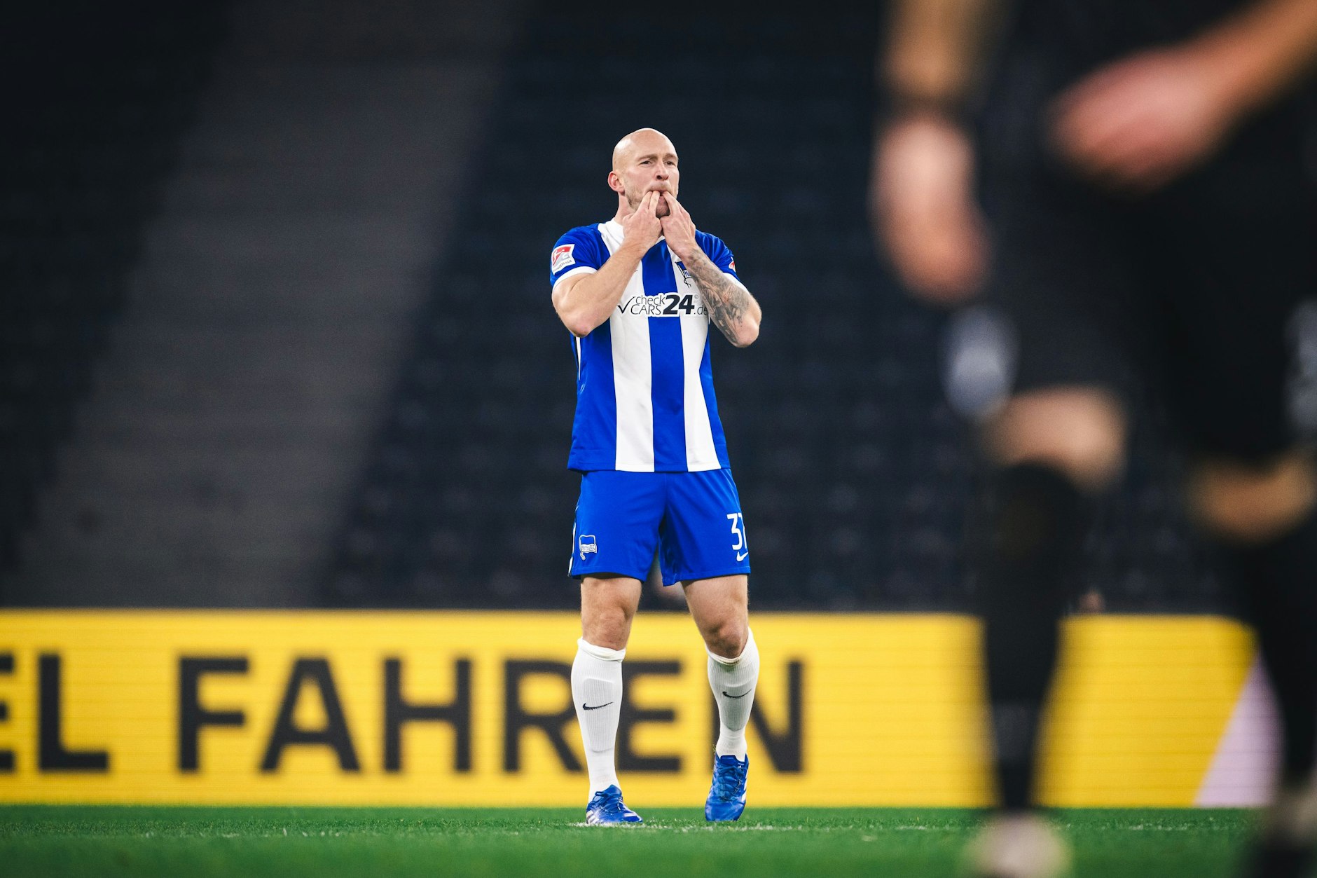 Hertha-Kapitän Tini Leistner pfeift nach der 1:2-Heimblamage gegen Münster alle zusammen.
