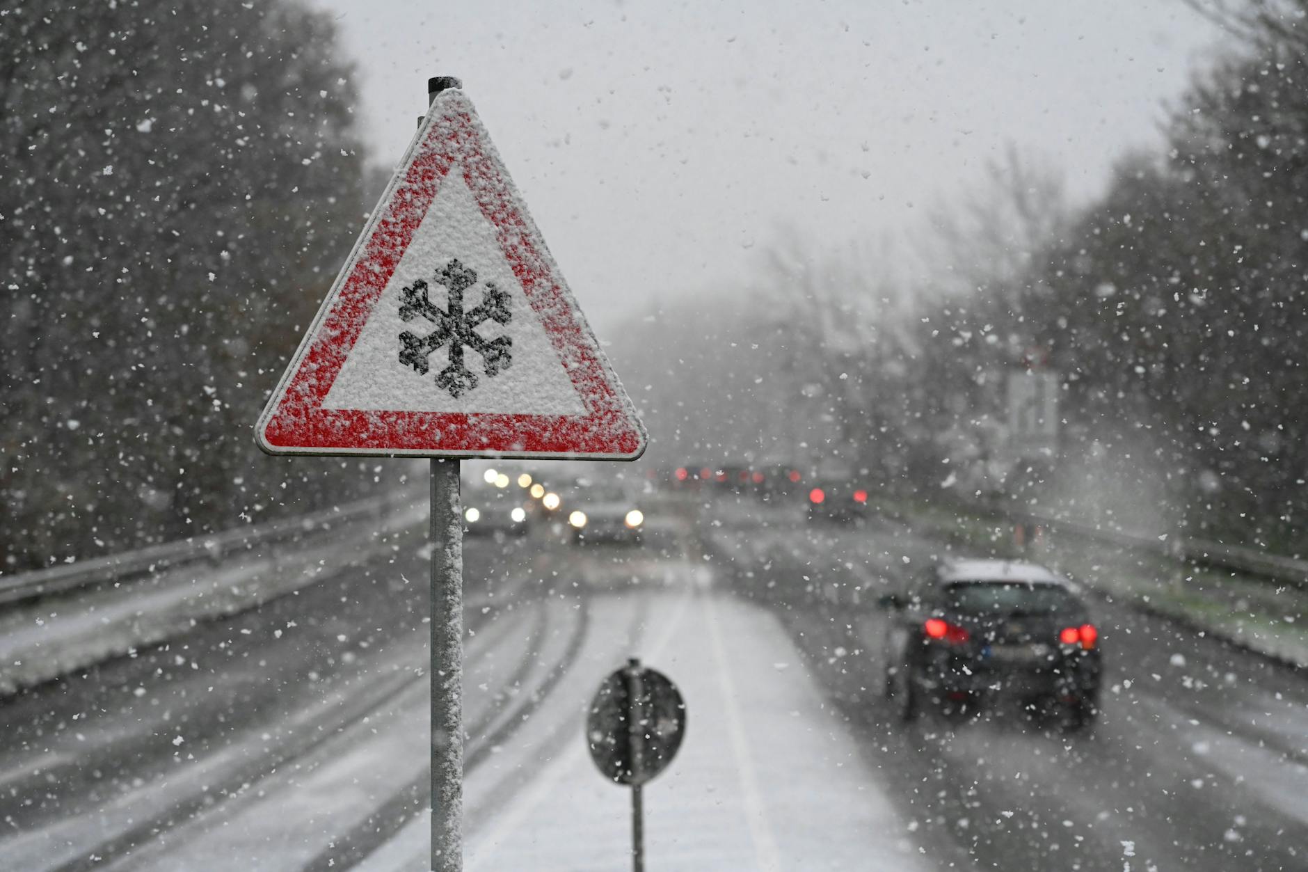 Meteorologen befürchten glatte Straßen - vor allem in Süddeutschland.