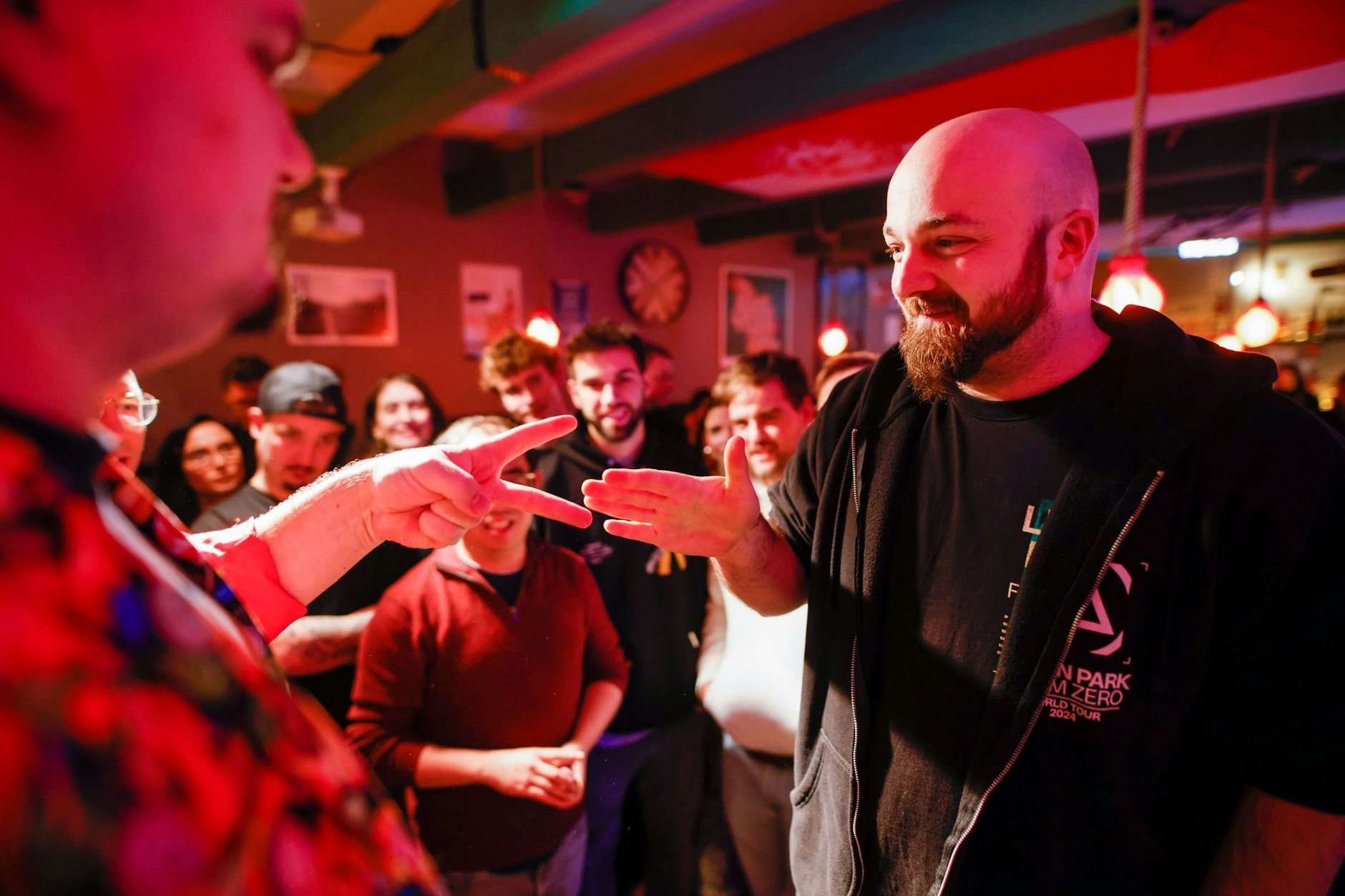 Teilnehmer des Weltcups im "Schnick, Schnack, Schluck" spielen in der Kölner Kneipe Kwartier. Kölner Kneipen veranstalten internationalen Wettkampf des klassischen Spiels "Schere, Stein, Papier." (zu dpa: «So gewinnt man bei «Schnick-Schnack-Schnuck»»)