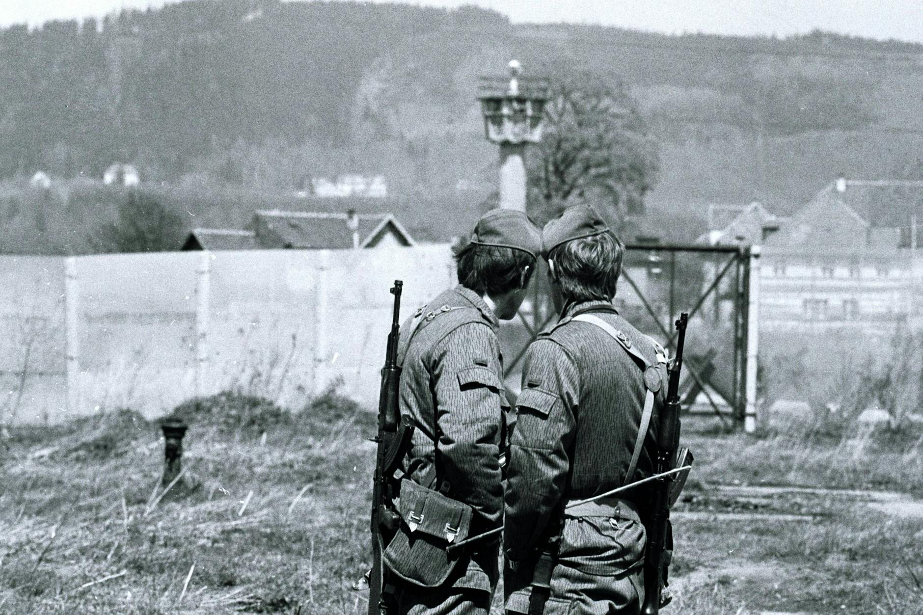 Grenzsoldaten der NVA an der Grenzsicherungsanlage der DDR bei Neustadt/Bayern