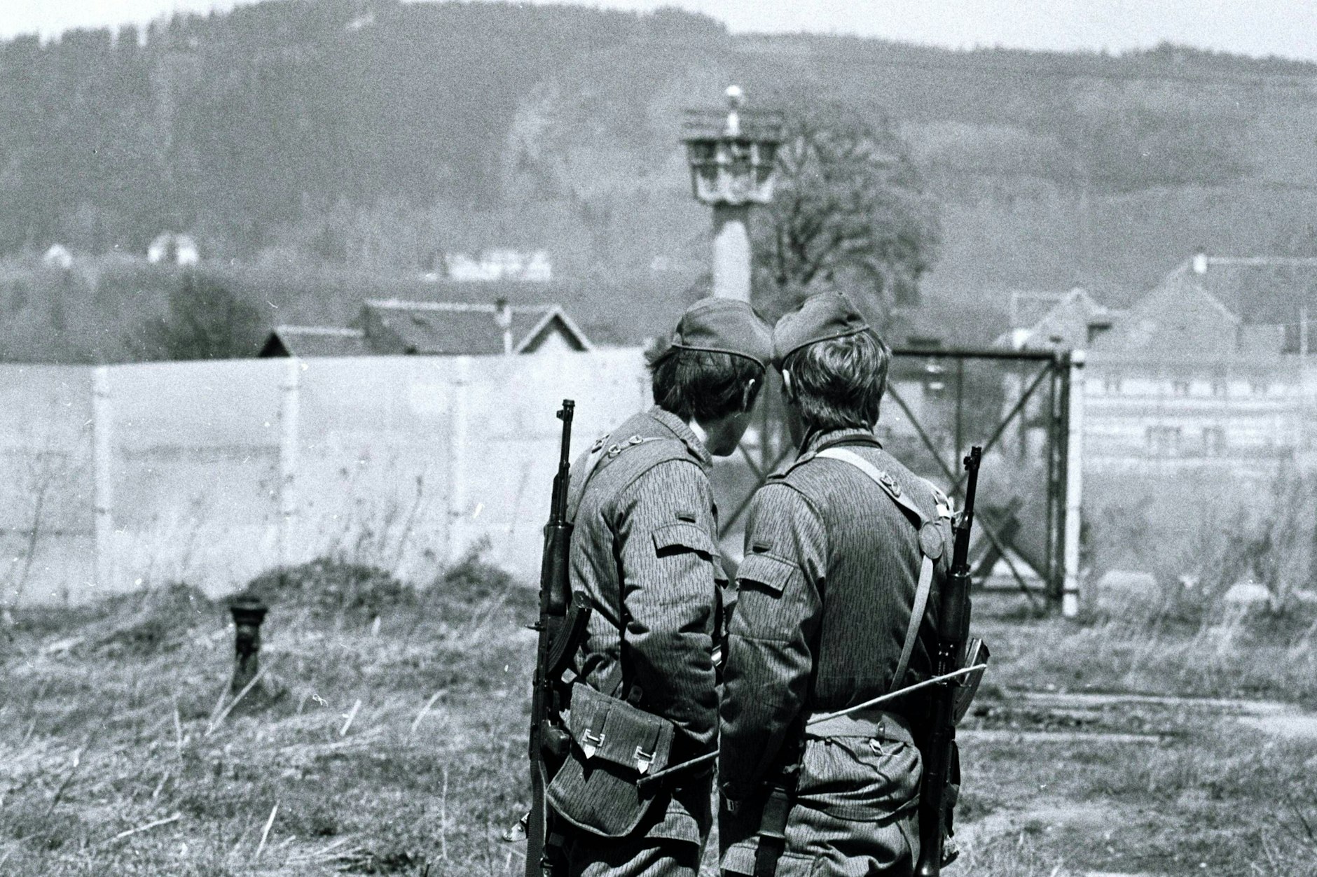Grenzsoldaten der NVA an der Grenzsicherungsanlage der DDR bei Neustadt/Bayern