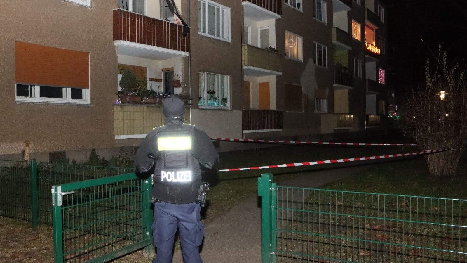 Der Bereich unter dem Balkon wurde abgesperrt, Kriminaltechniker der Polizei sicherten vor Ort Spuren.