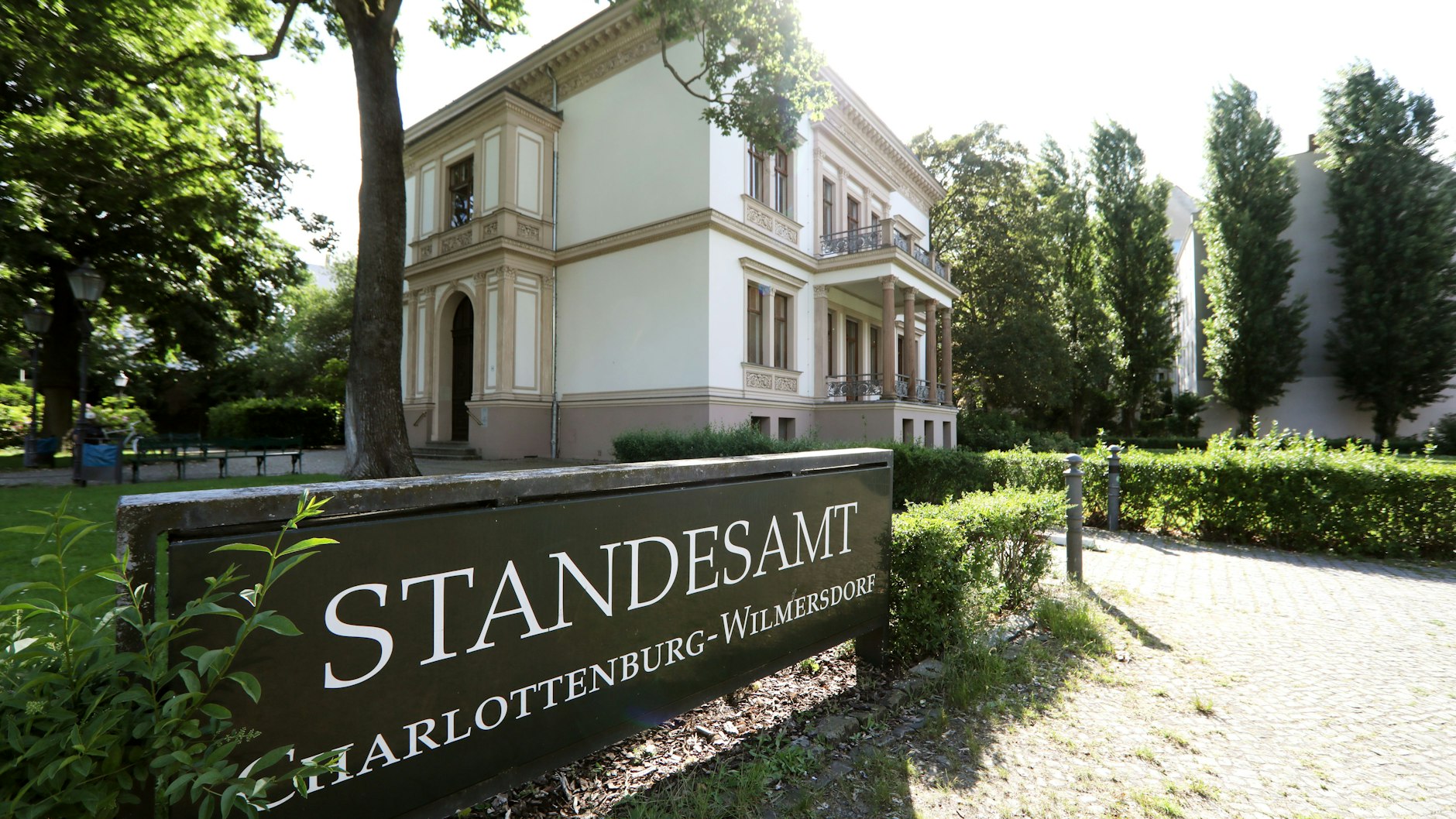 Im Standesamt Berlin Charlottenburg-Wilmersdorf haben 74 Berliner ihren Geschlechtereintrag geändert. 