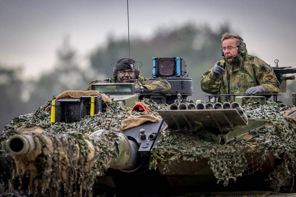 Bundesverteidigungsminister Boris Pistorius in einem Leopard-II-Panzer der Bundeswehr.
