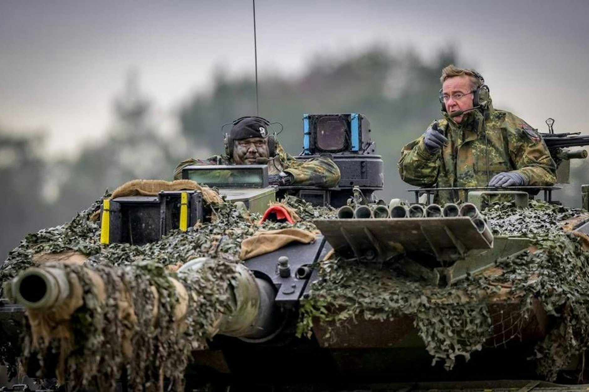 Bundesverteidigungsminister Boris Pistorius in einem Leopard-II-Panzer der Bundeswehr.