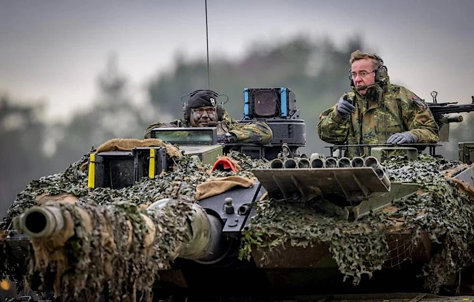 Bundesverteidigungsminister Boris Pistorius in einem Leopard-II-Panzer der Bundeswehr.