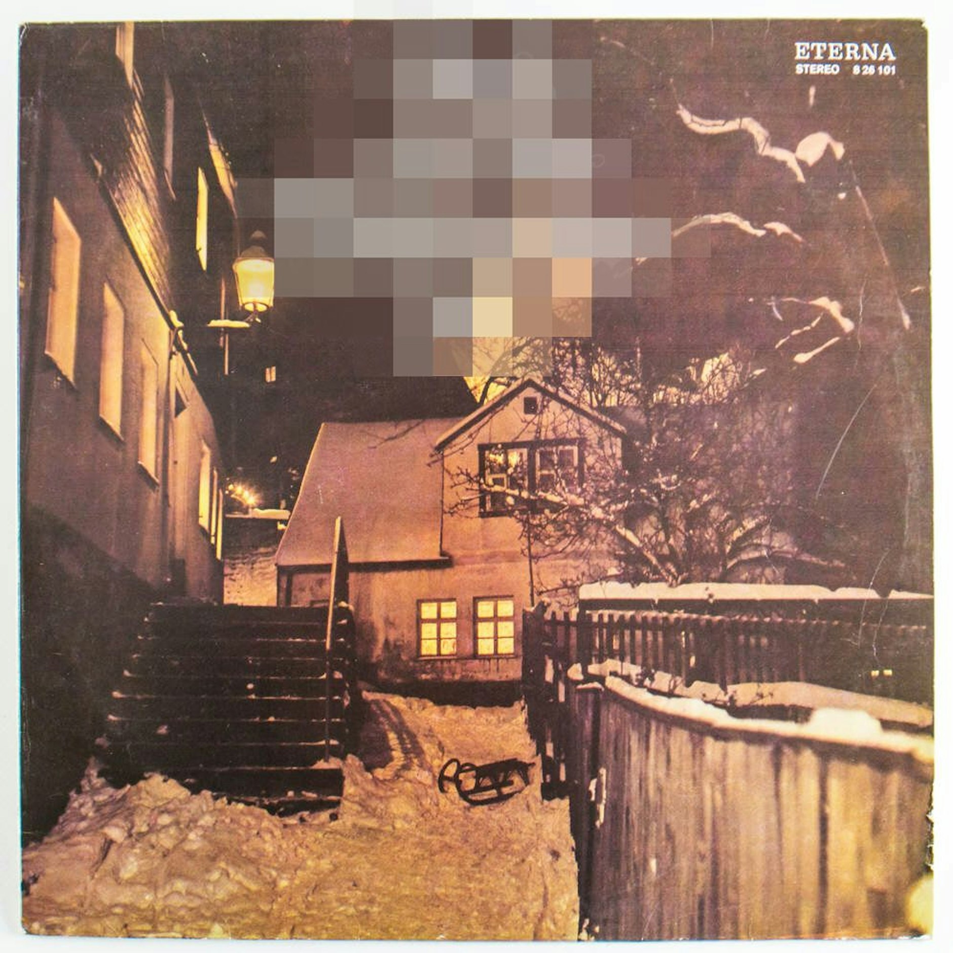 Ein verschneites Haus mit beleuchteten Fenstern? Bei den meisten Menschen aus dem Osten dürfte es beim Anblick dieses Bildes klingeln.