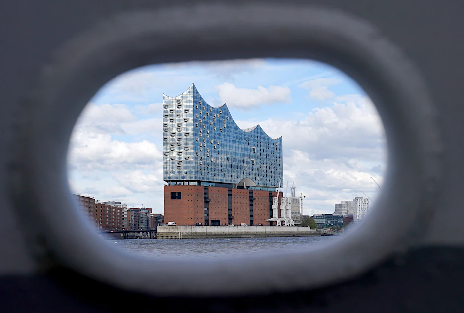 Hamburg: Blick durch die Klüse einer Hafenfähre auf die Elbphilharmonie.