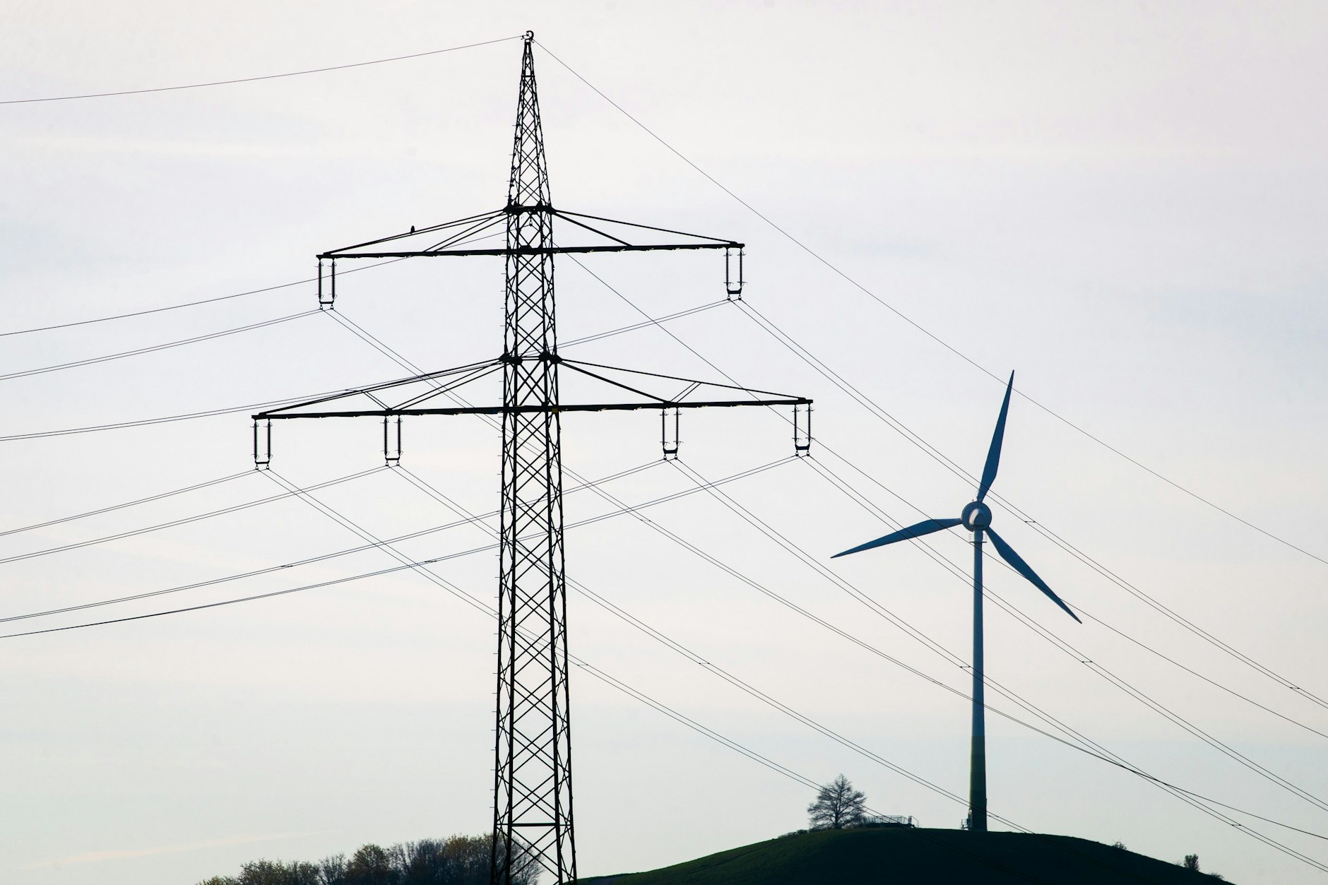 Die Strompreise im Februar waren in Deutschland noch nie so hoch wie 2025. Ist der schwache Wind schuld?