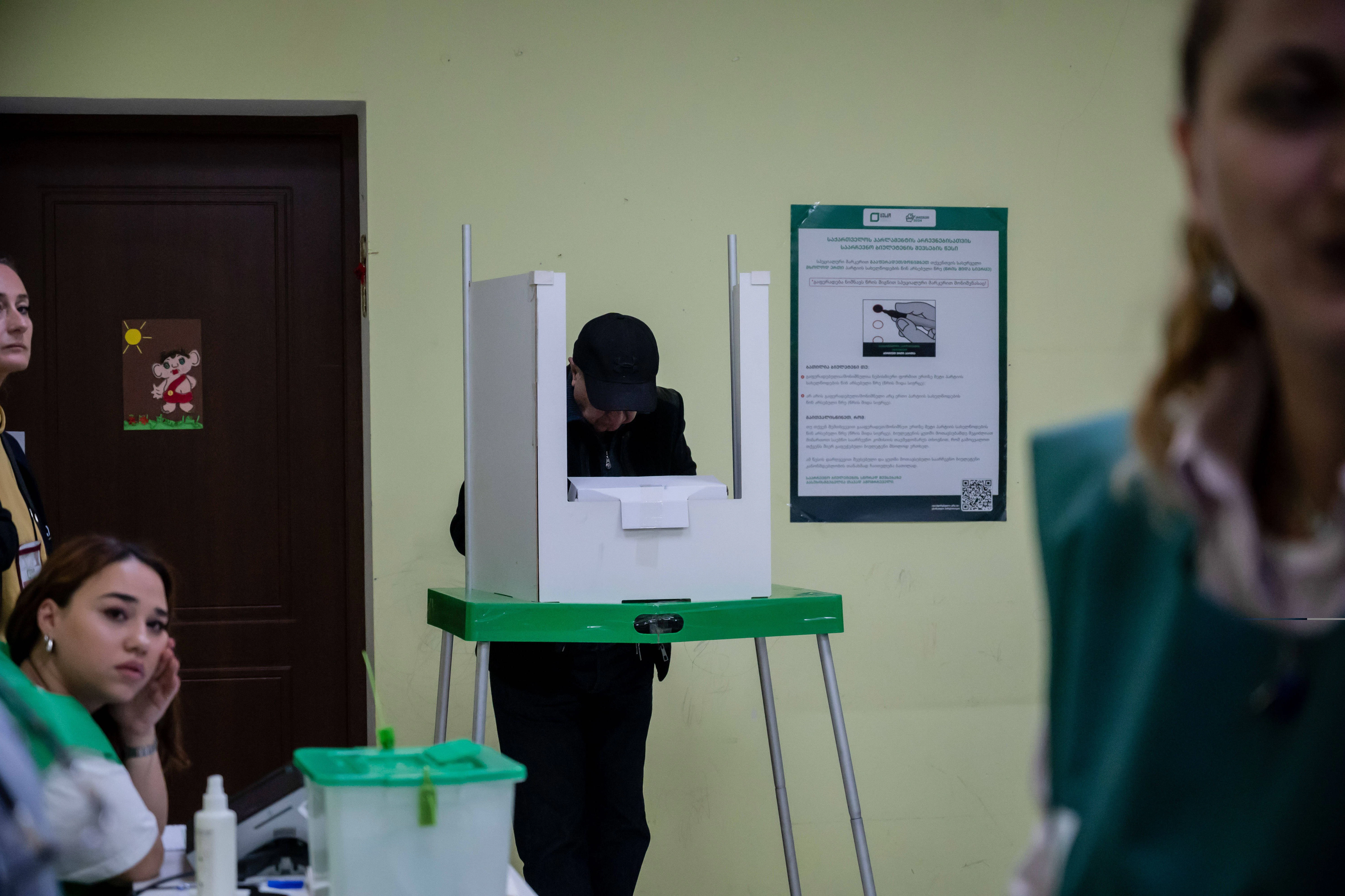 Wahl in Georgien: Ein Wähler gibt am 26. Oktober 2024 seine Stimme ab.
