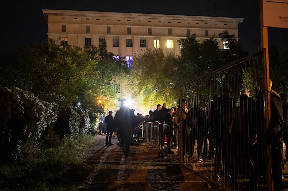 Längst selbst schon Kult: die wahnsinnig lange Warteschlange vor dem Techno-Club Berghain