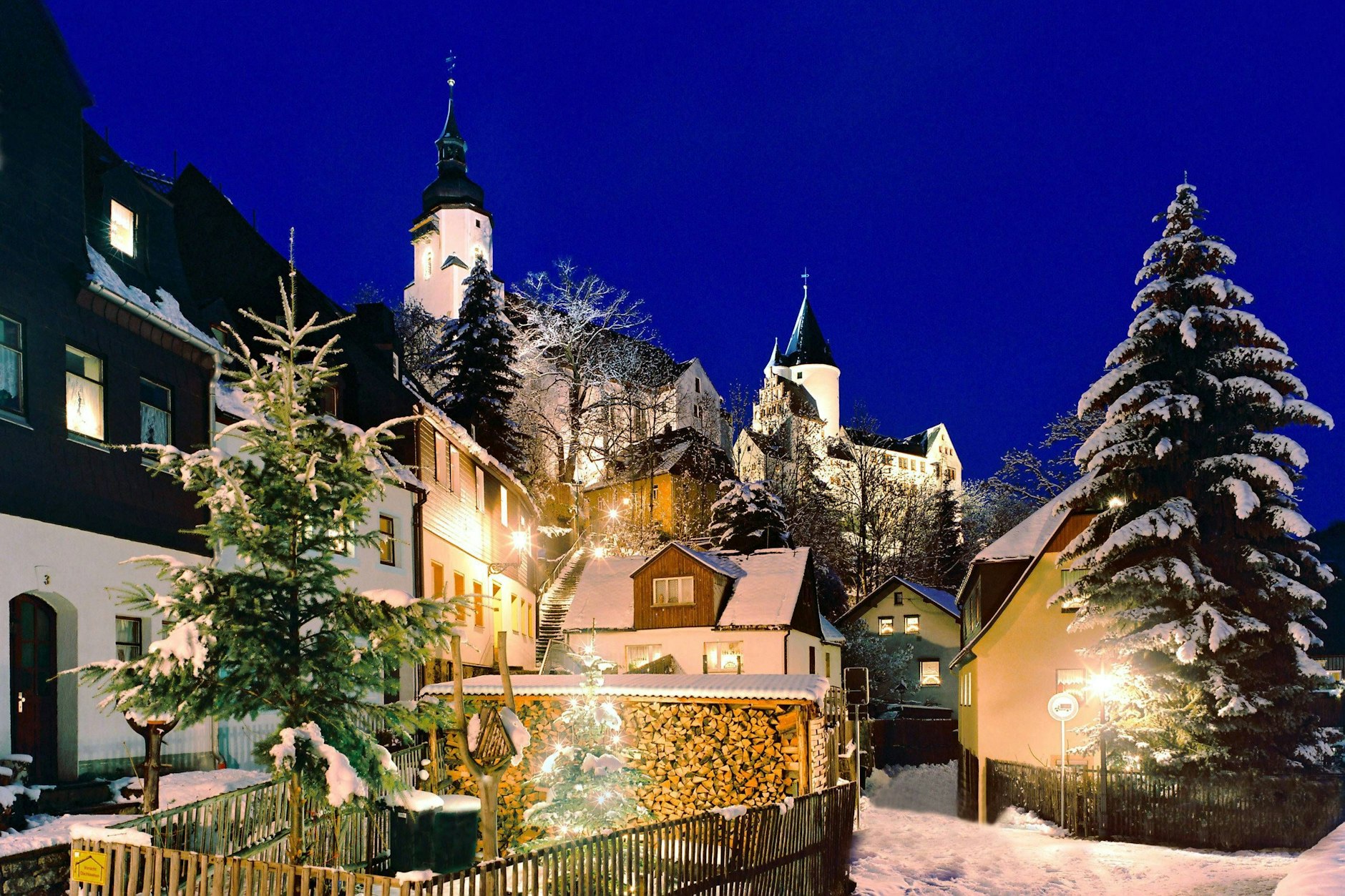 Das Bild zeigt eine Ansicht von Schwarzenberg - im Hintergrund, hinter dem Holzstapel, sieht man das Haus vom Cover von „Bald nun ist Weihnachtszeit“.