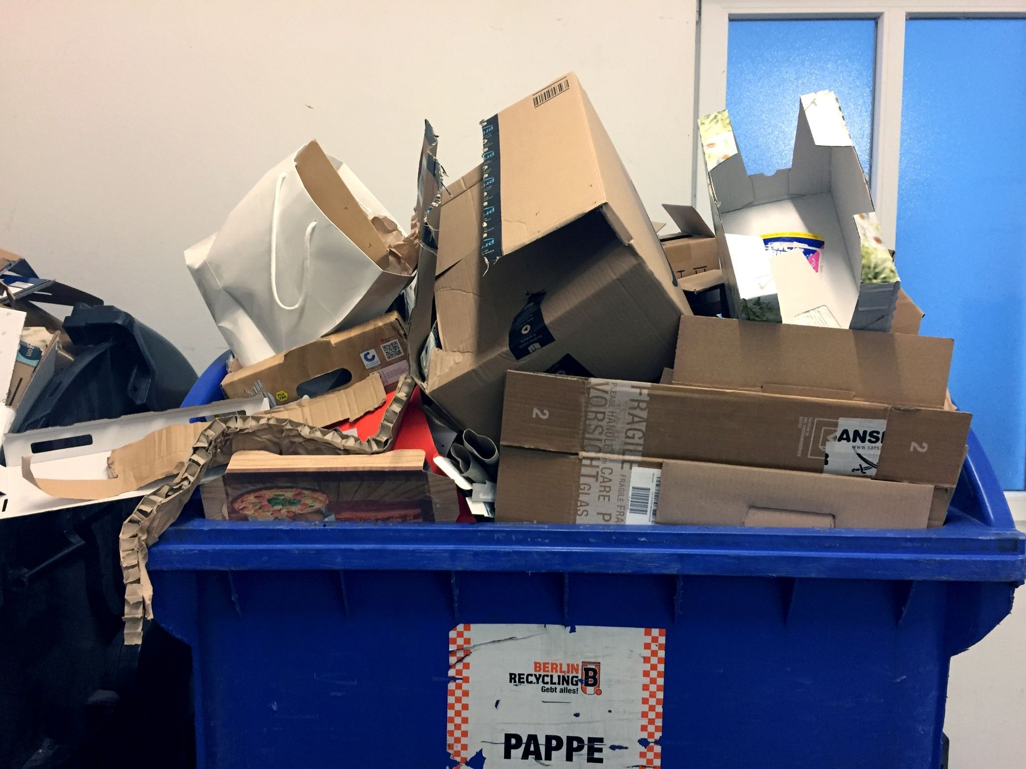 Flut der Pakete: Wie Weihnachtssendungen die ökologische Katastrophe befördern