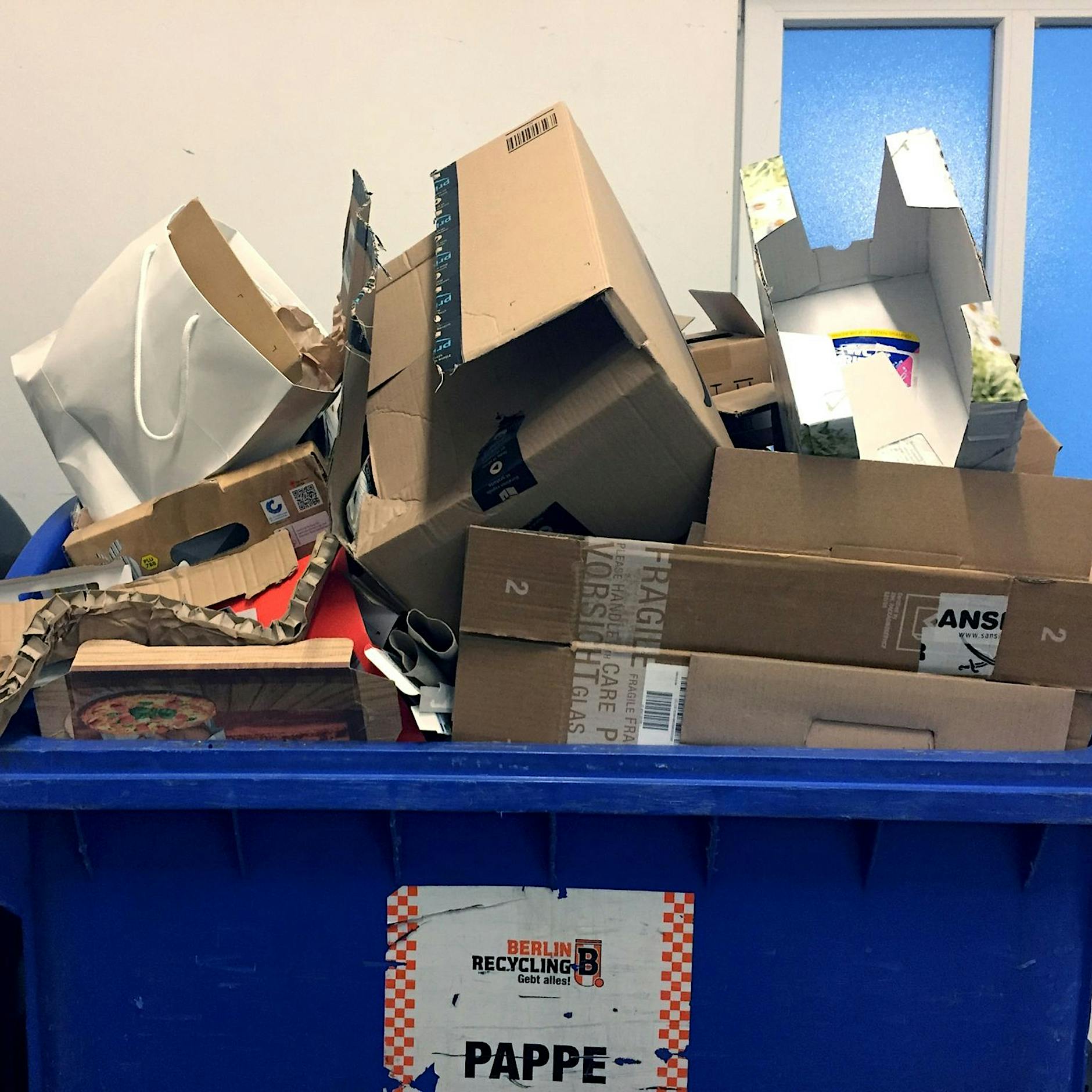 Flut der Pakete: Wie Weihnachtssendungen die ökologische Katastrophe befördern