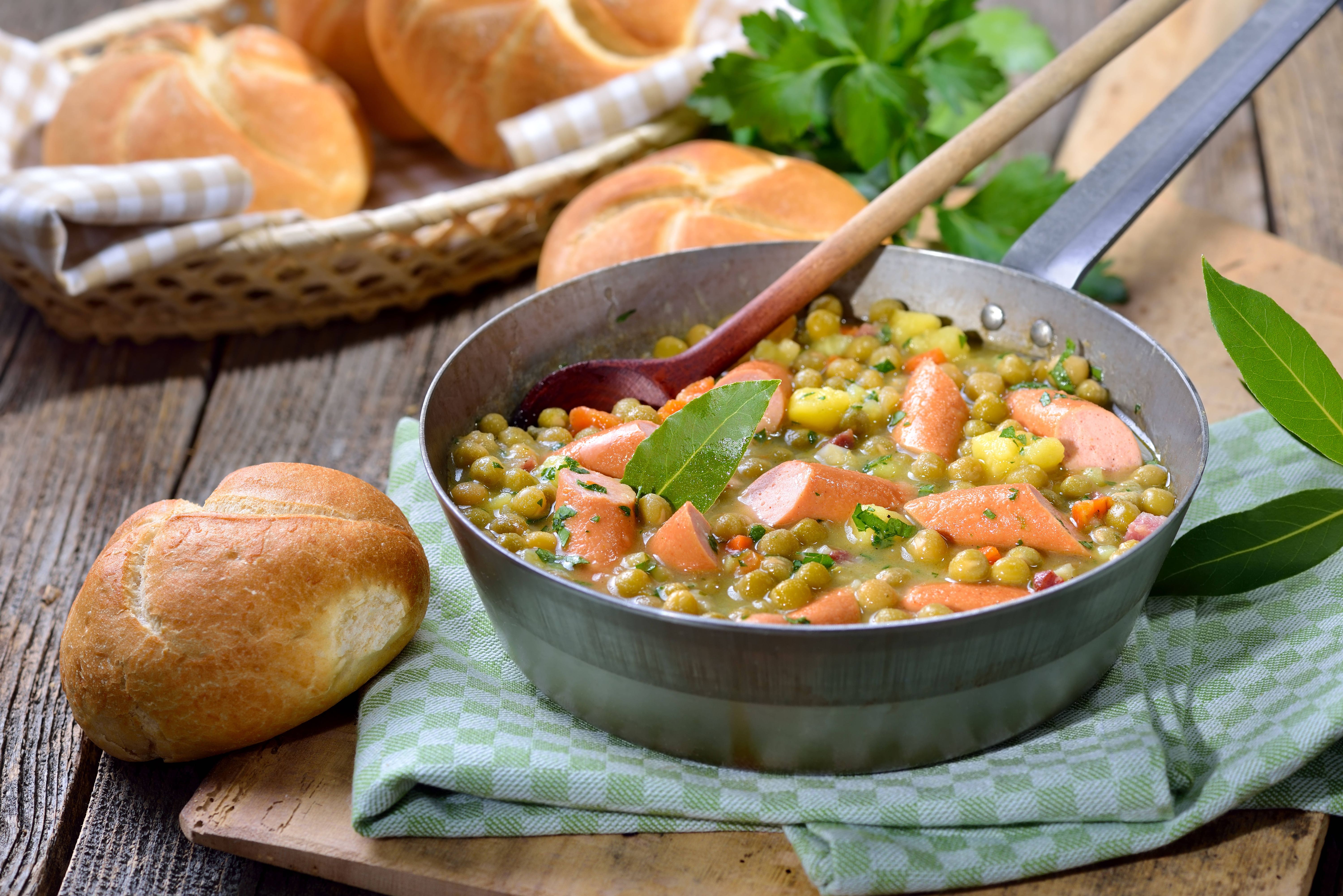 Rezept für Omas Erbsensuppe mit Würstchen – so einfach und herzhaft!