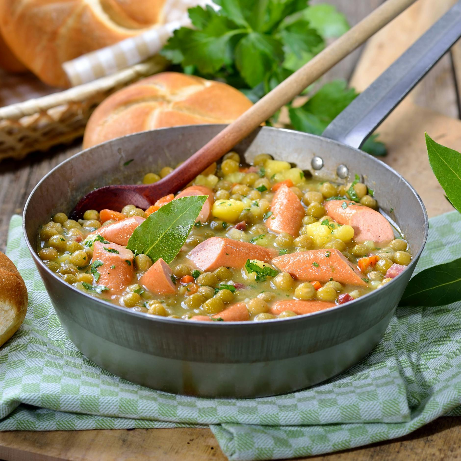 Rezept für Omas Erbsensuppe mit Würstchen – so einfach und herzhaft!