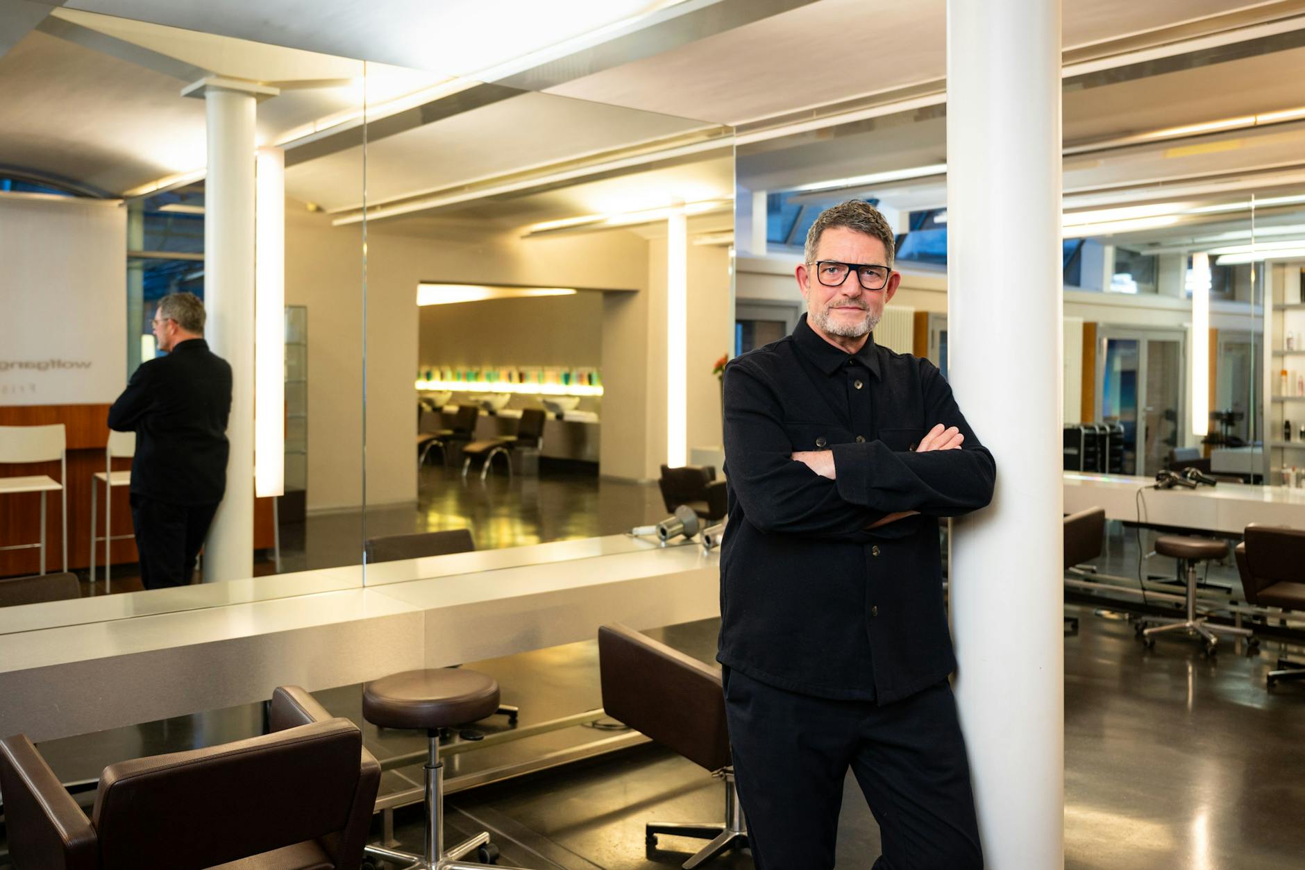 Der Nobel-Friseur Wolfgang Zimmer in seinem Salon in den Rosenhöfen in Berlin Mitte, welchen er zum Ende des Jahres 2024 aufgibt.
