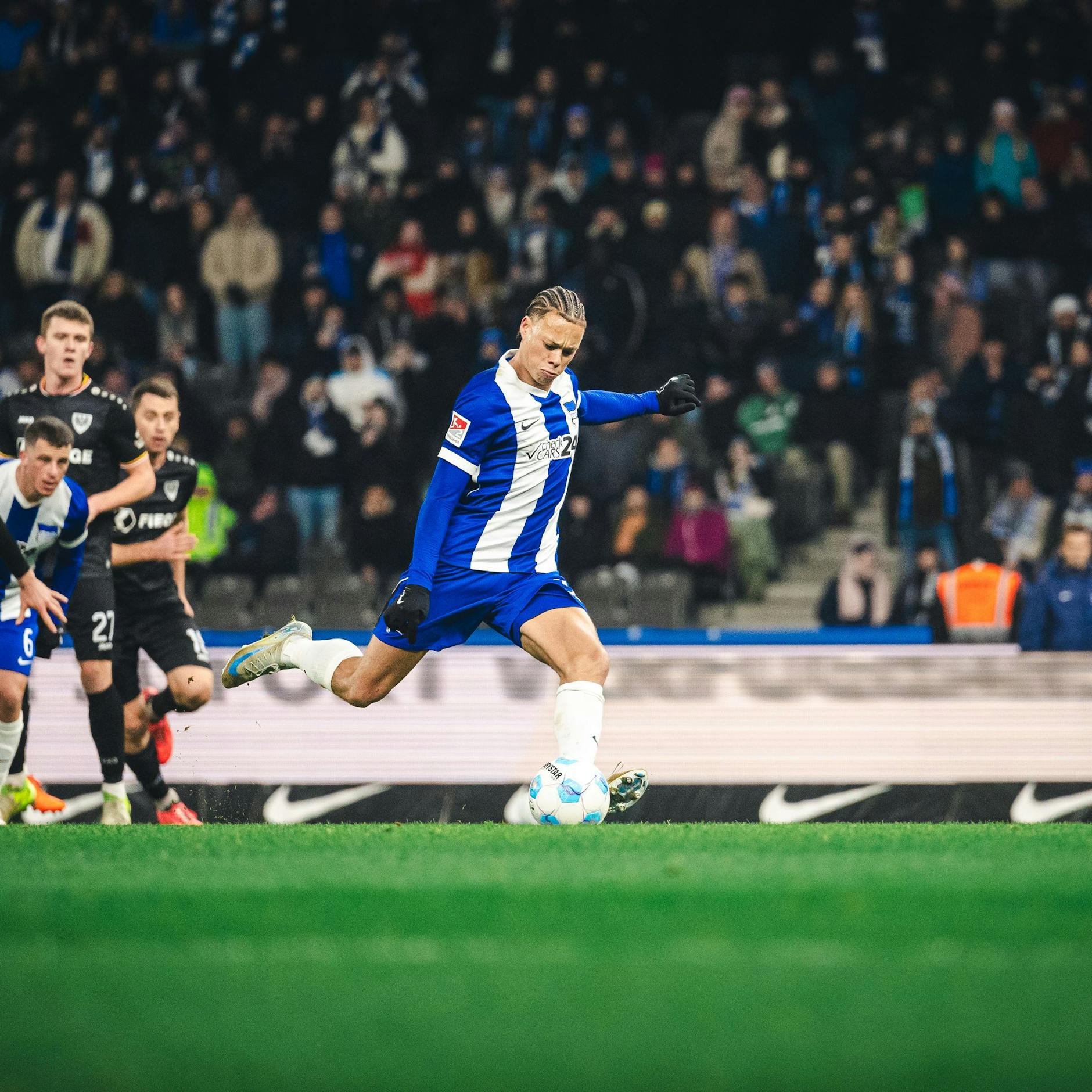Derry Scherhant trifft in der 28. Minute per Elfmeter zum 1:0 für Hertha BSC gegen Preußen Münster.