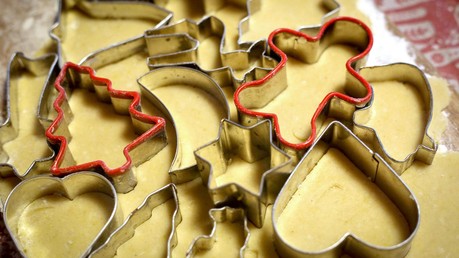 Die Marzipan-Plätzchen können in all möglichen Formen ausgestochen werden und peppen den Gebäckteller auf.