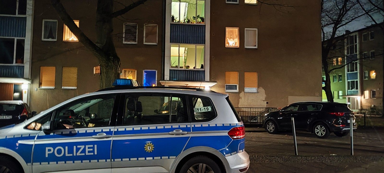 Albtraum in Tegel: Frau stürzt vom Balkon – wollte ein Mann sie töten?