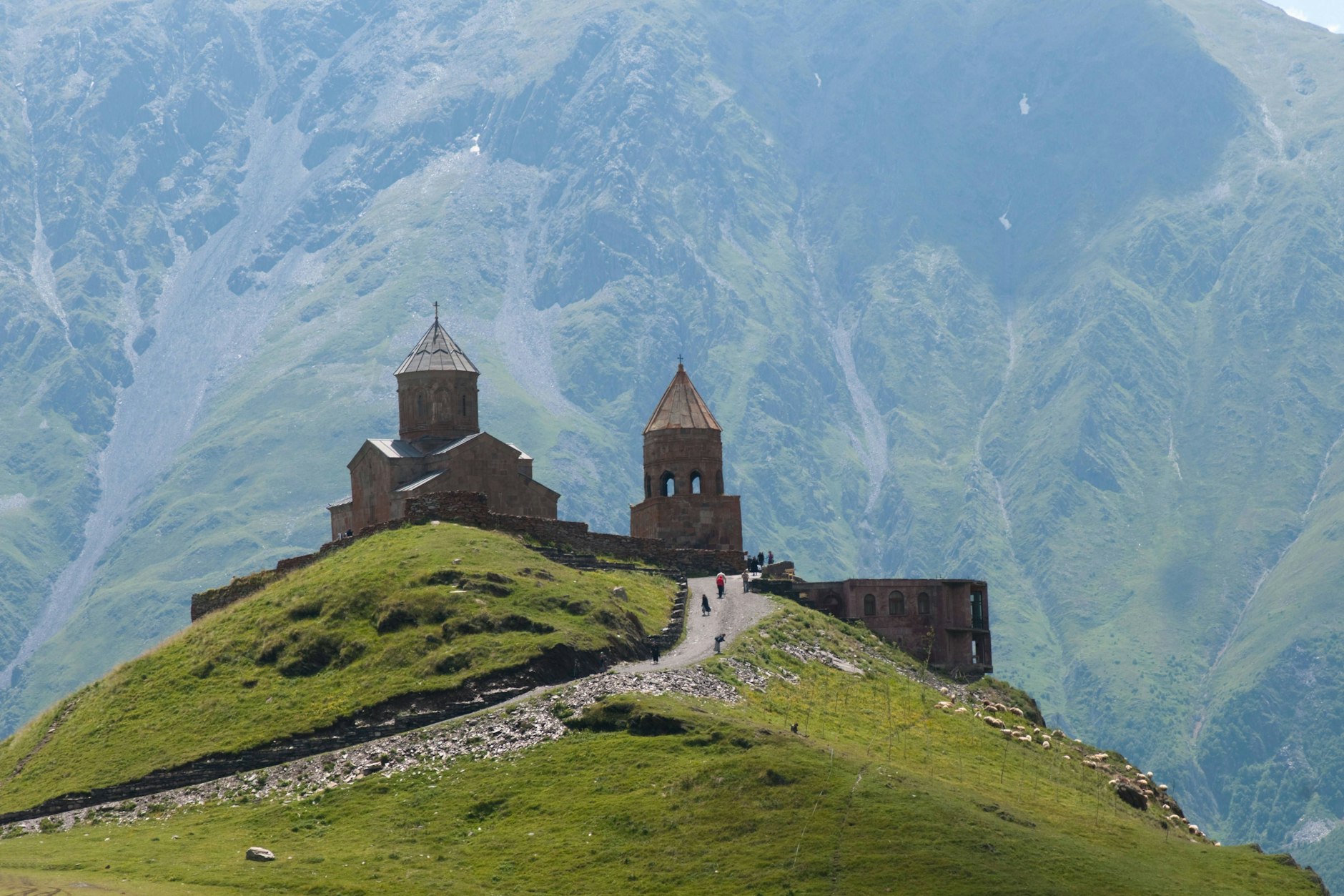 Von der langen christlichen Kultur des Landes zeugen eine Vielzahl an alten Kirchen.