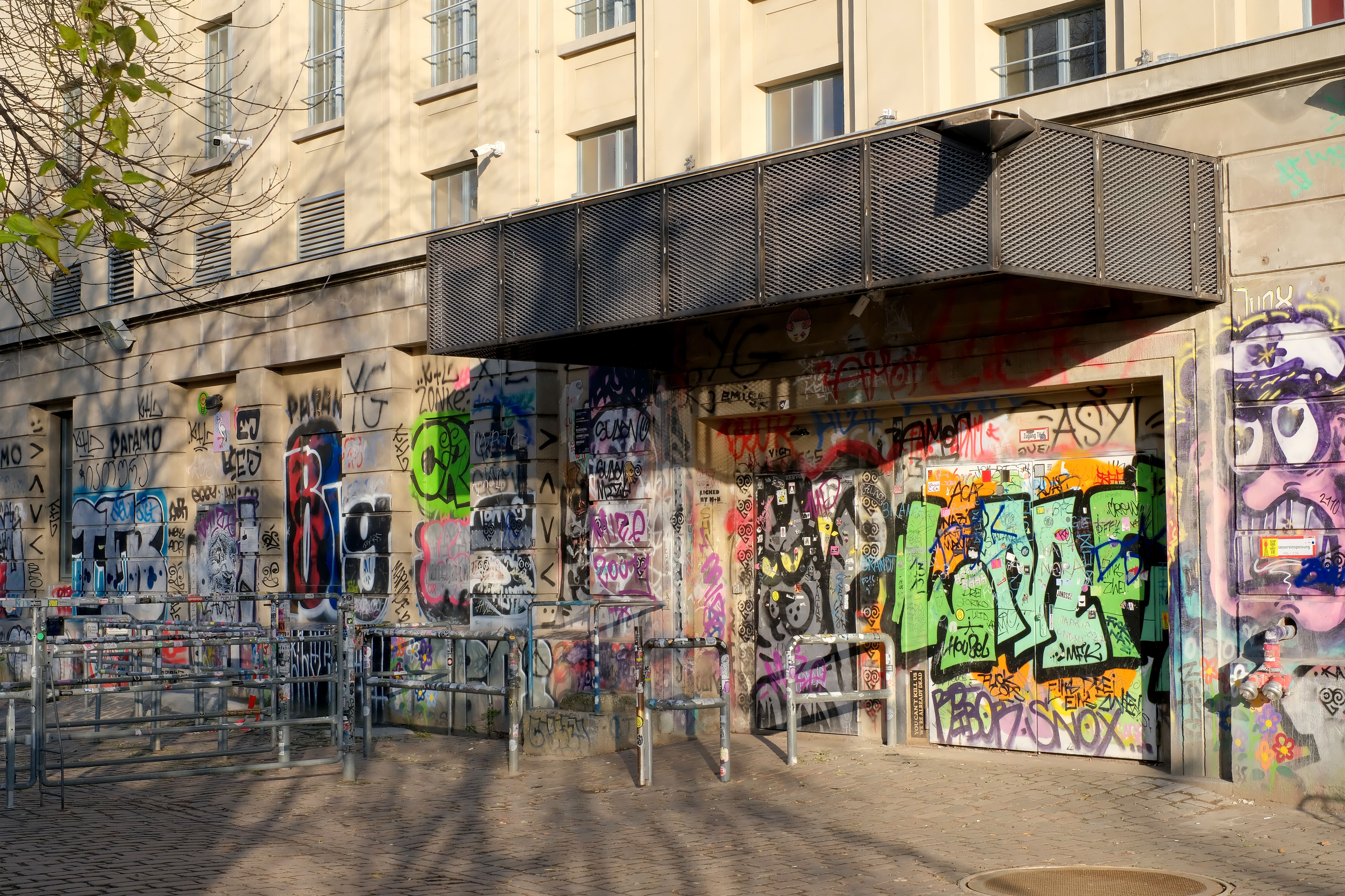Das Berghain hat einen neuen Eingang: VIP-Balkon, Regendach oder Golden-Shower-Auspuff?