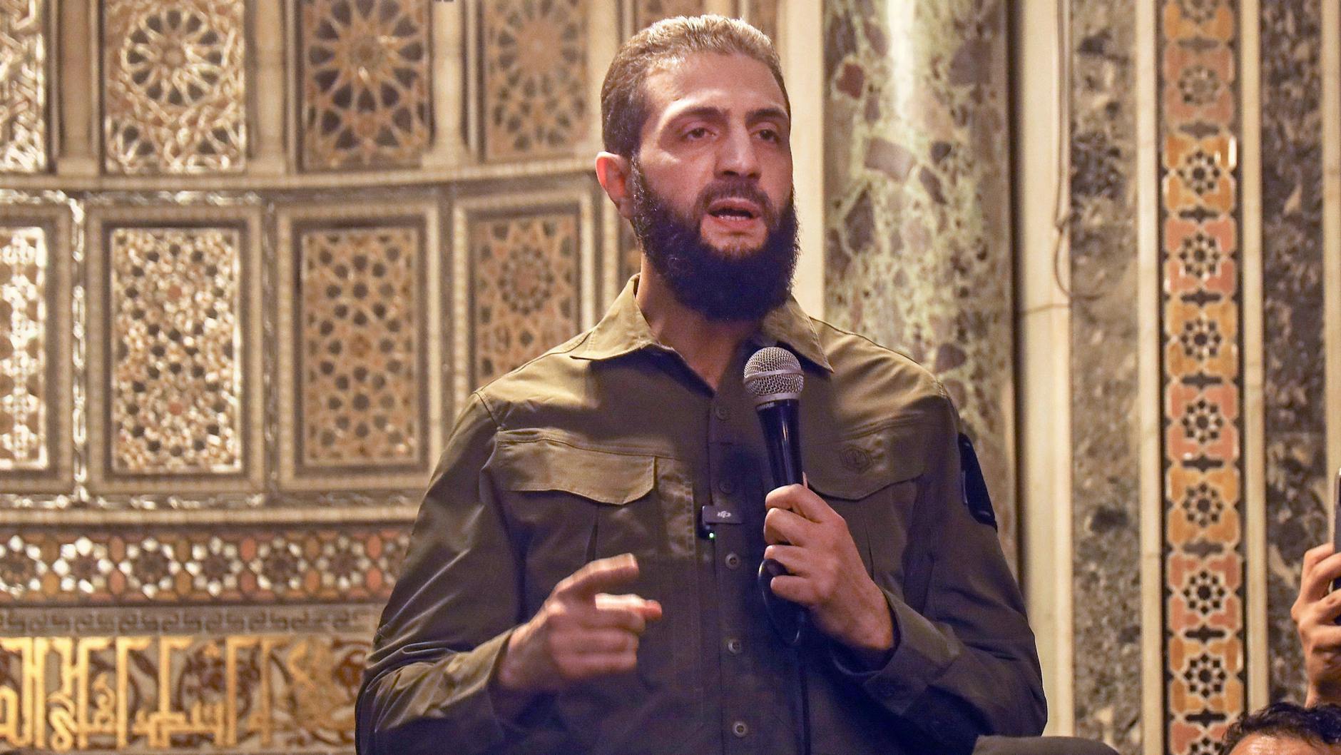Der Anführer der HTS-Rebellen, der einstige Dschihadist Abu Mohammed al-Dschaulani tritt nun wieder unter seinem bürgerlichen Namen, Ahmad al-Sharaa, auf. Auch sonst geben sich die neuen Machthaber gemäßigt.