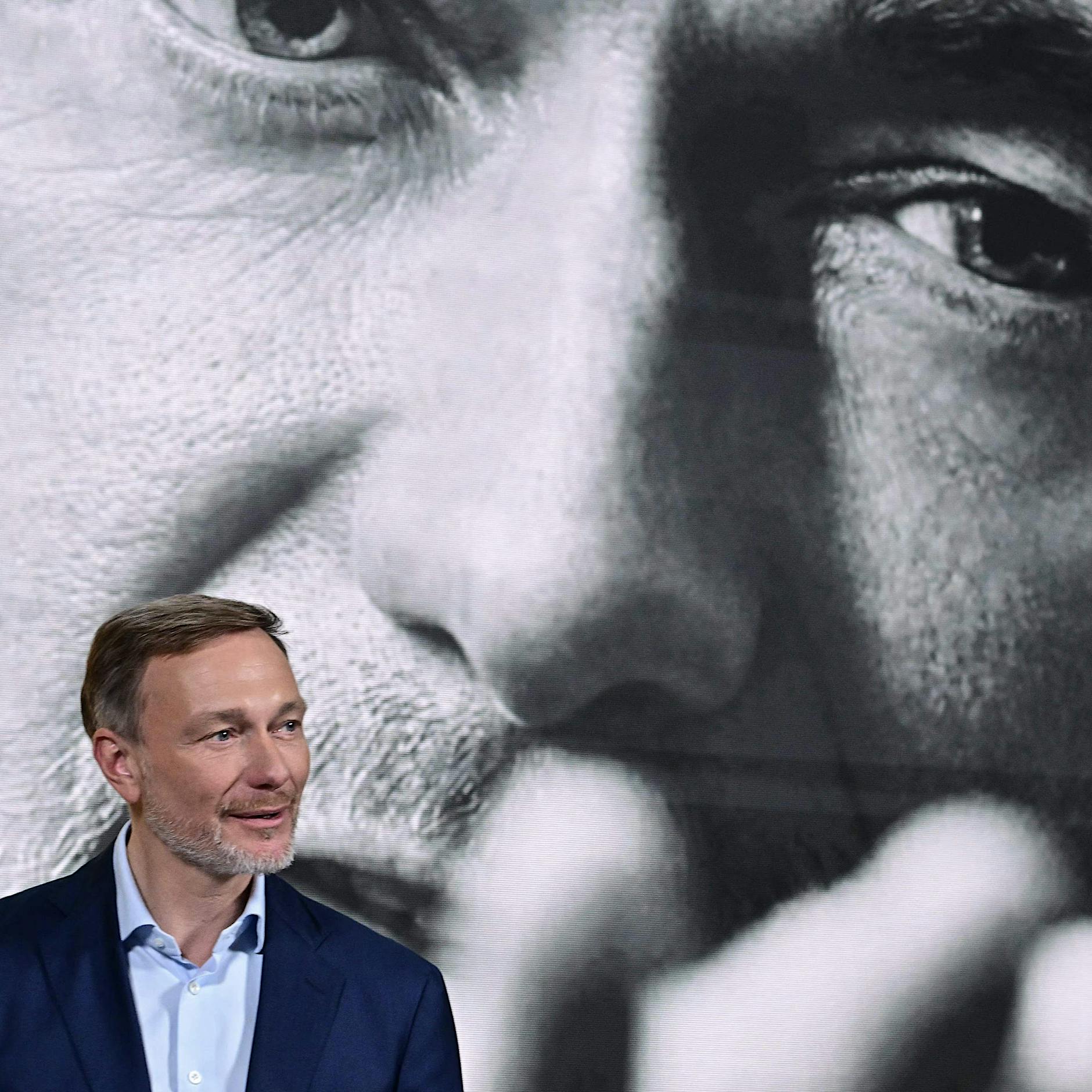 Weniger Steuern statt weniger Lehrer: Wo die Kettensäge wirklich gebraucht wird