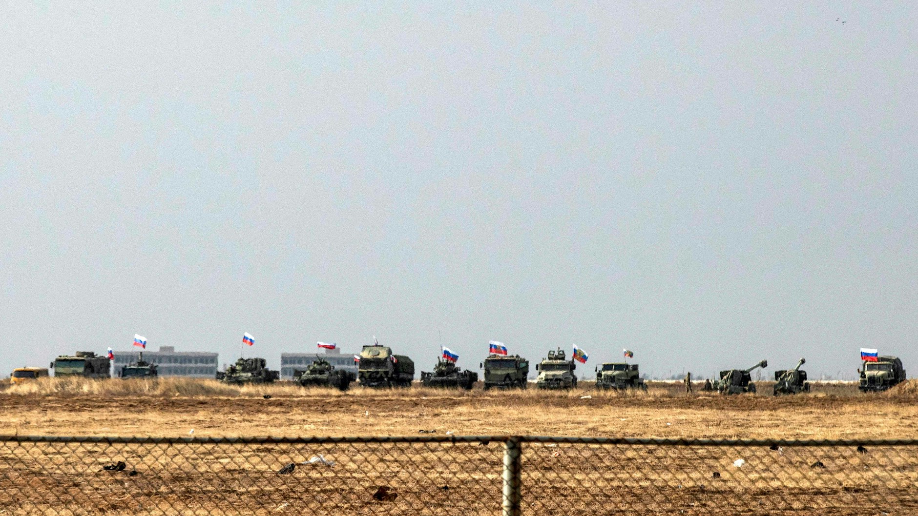 Russische Militärfahrzeuge und Artillerie warten auf den Abtransport von der Luftwaffenbasis Qamishli in Syrien.