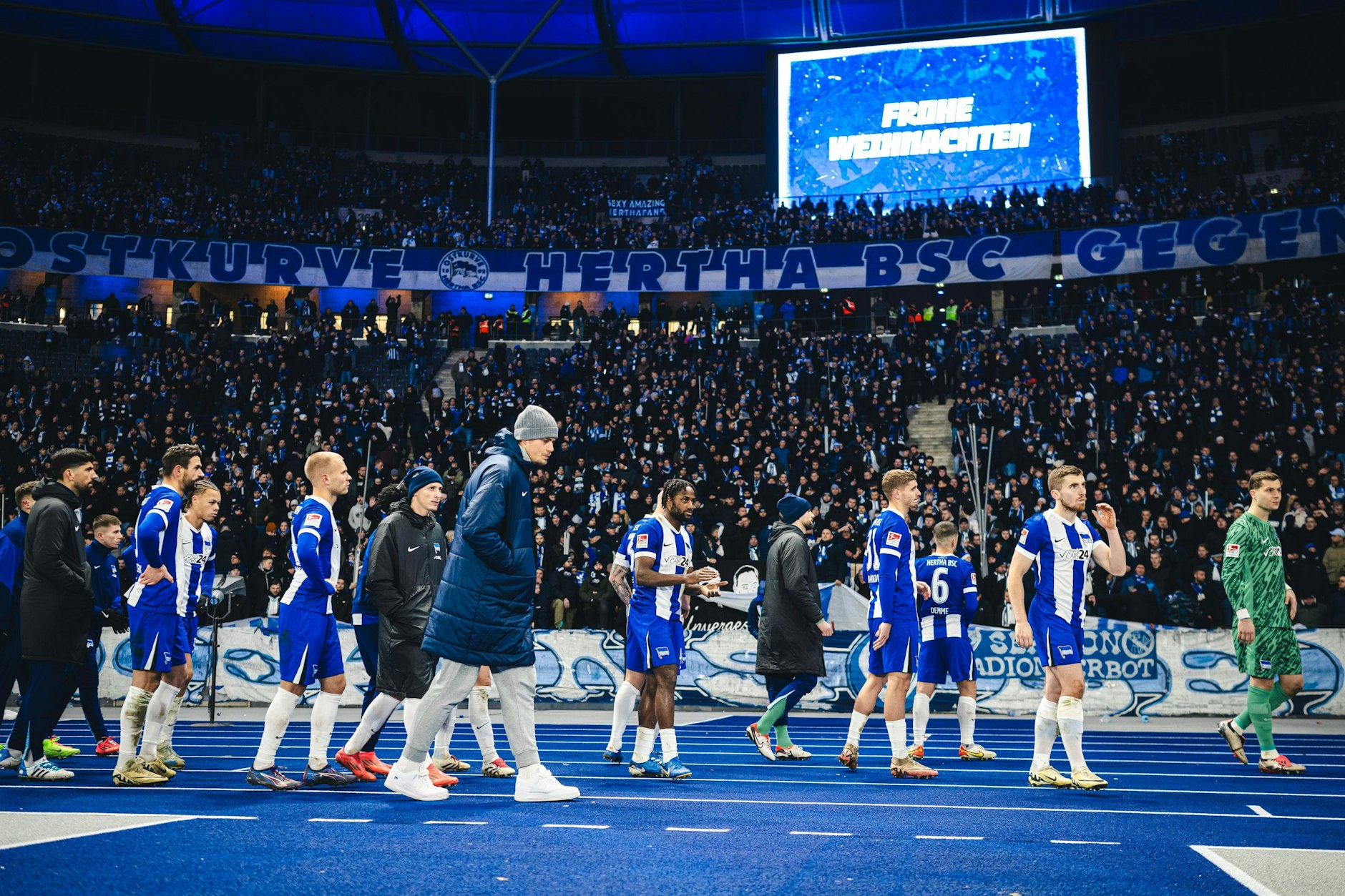 Mal wieder hängende Köpfe der Hertha-Profis, als sie zu den Fans in der Ostkurve gehen. Die 1:2-Blamage gegen Münster war die fünfte Heimpleite der Saison.