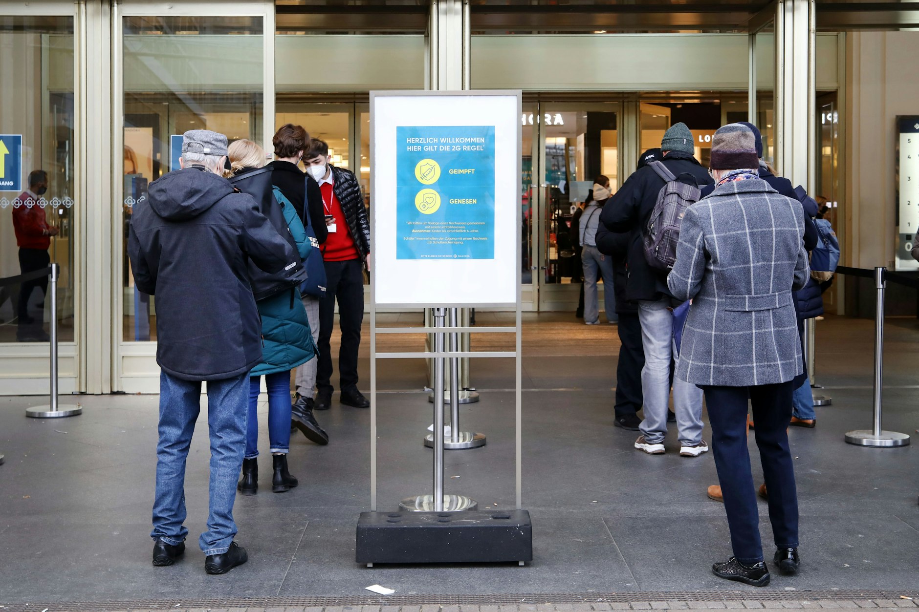 03.12.2021, Berlin. Nach den neuen Corona-Regeln durften nur noch Geimpfte und Genesene ins Kaufhaus, hier in die Galeria Kaufhof.