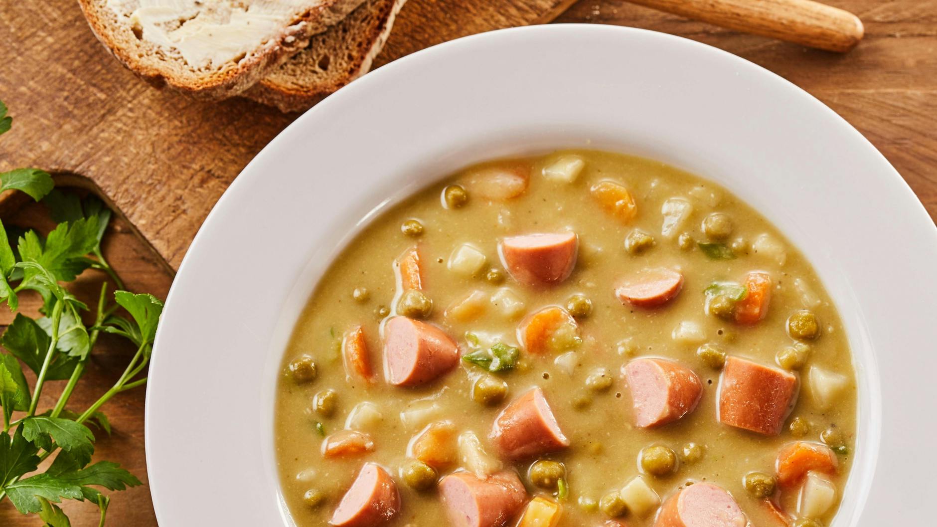 Erbsensuppe lässt sich gut auf Vorrat kochen und einfrieren - dann allerdings ohne Wurst!