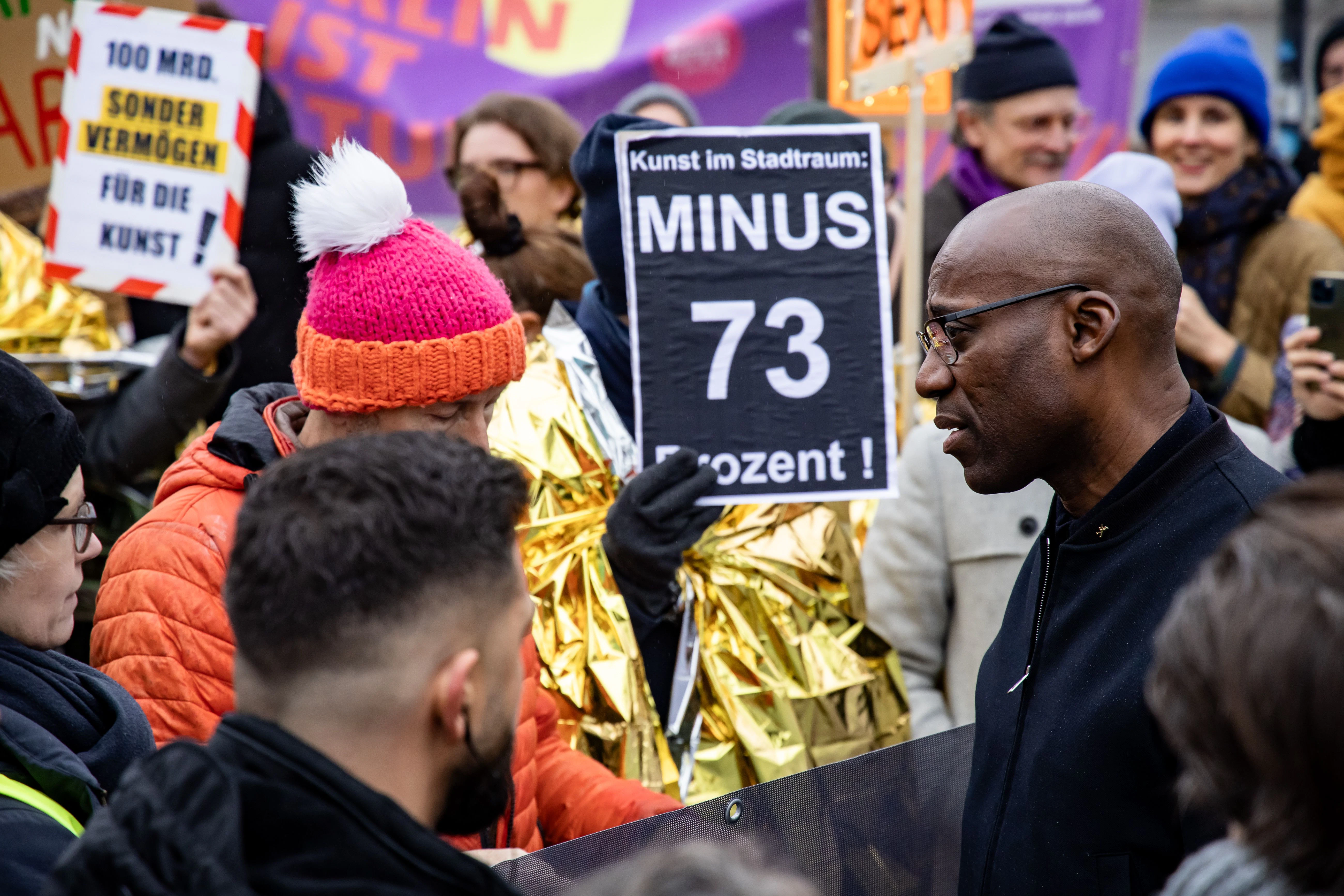 Kultursenator Joe Chialo spricht mit Teilnehmern einer Demonstration gegen die Kürzungen im Kulturetat vor der Schaubühne in Berlin  am 8. Dezember 2024.