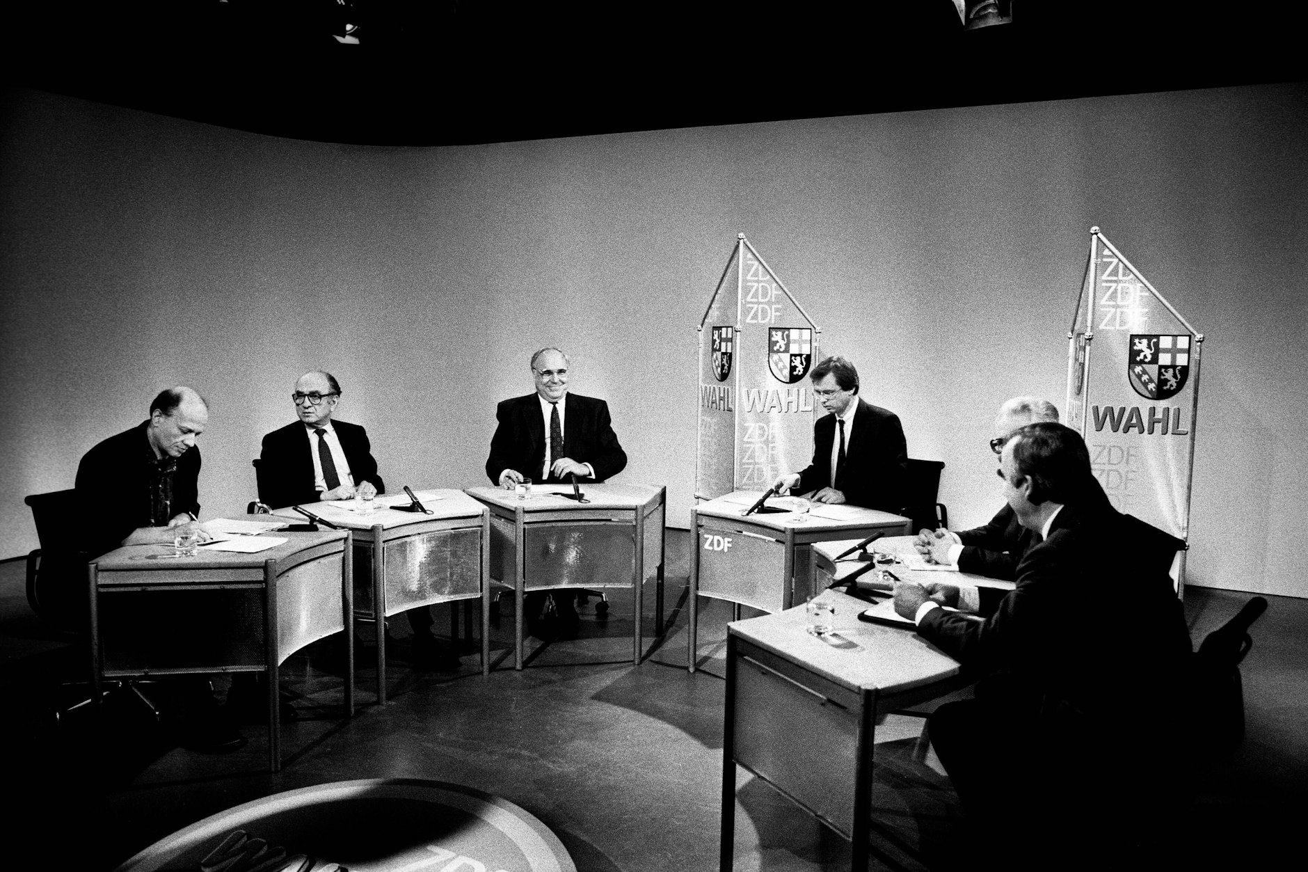 Wolfgang Herles (4.v.l.) zusammen mit Helmut Kohl im ZDF-Studio 1990