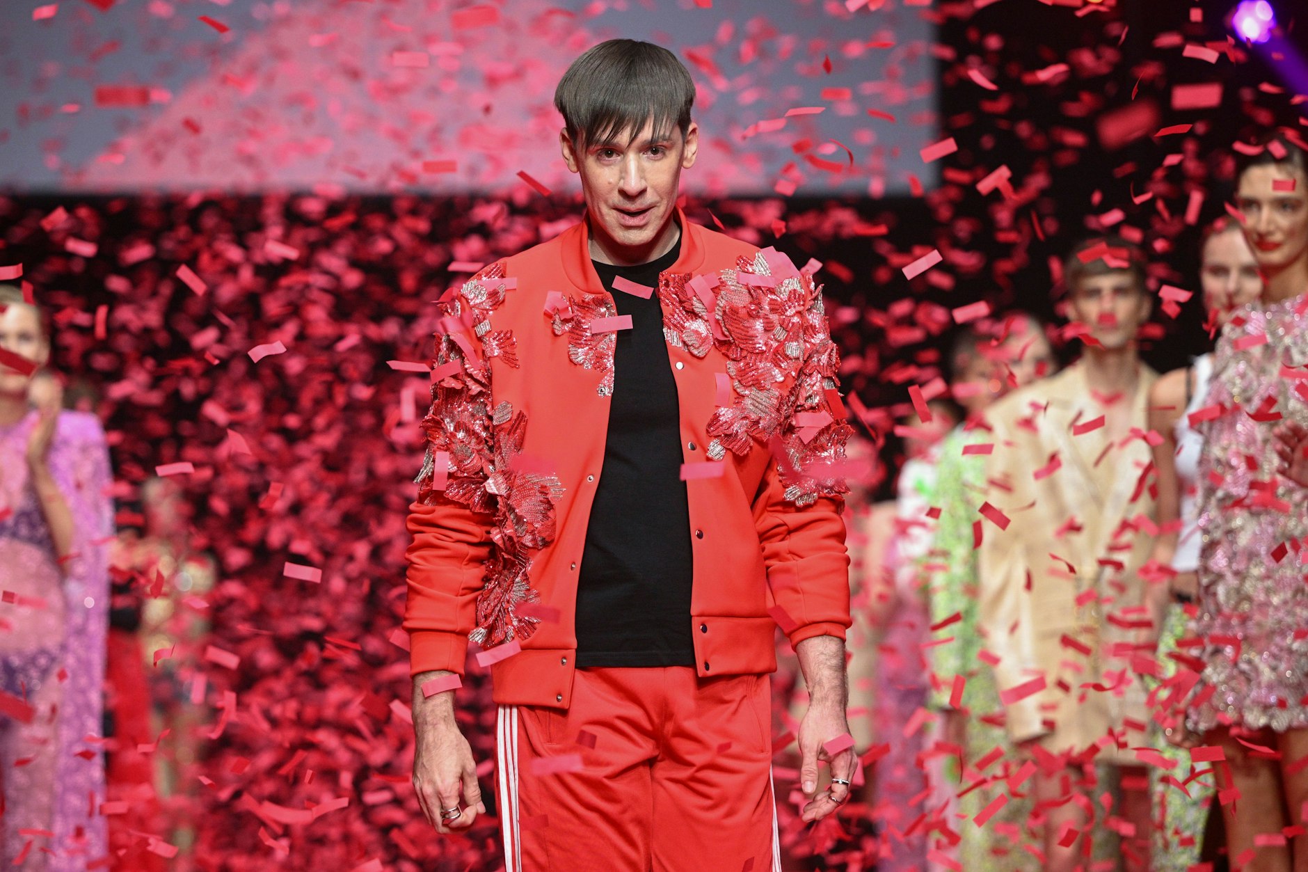 Kilian Kerner ist unheimlich vielseitig. Für die neue BVG-Kollektion denkt er sich in den Alltag von Busfahrern und Tram-Lenkerinnen.