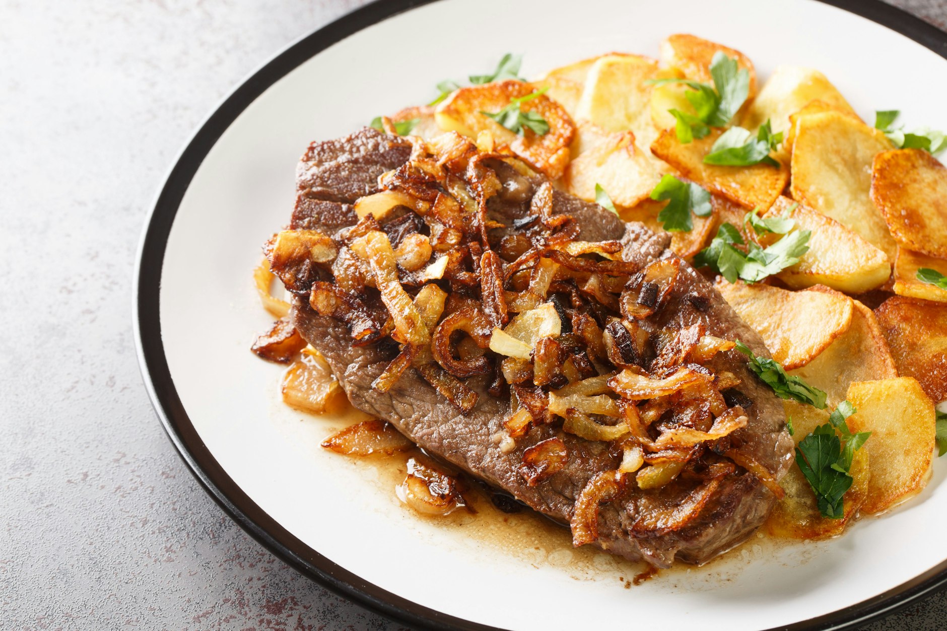 Zwiebelrostbraten ist ein deftiges Gericht.