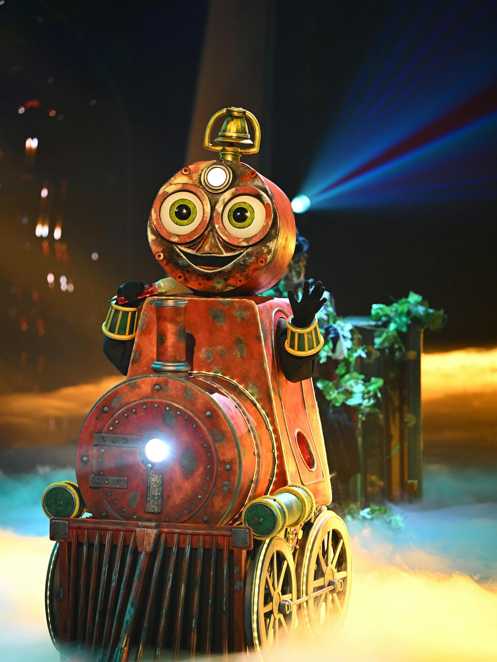 Wer ist die Lokomotive bei „Masked Singer“? Viele tippen auf Sängerin Peggy March, doch richtig klar ist das noch nicht.