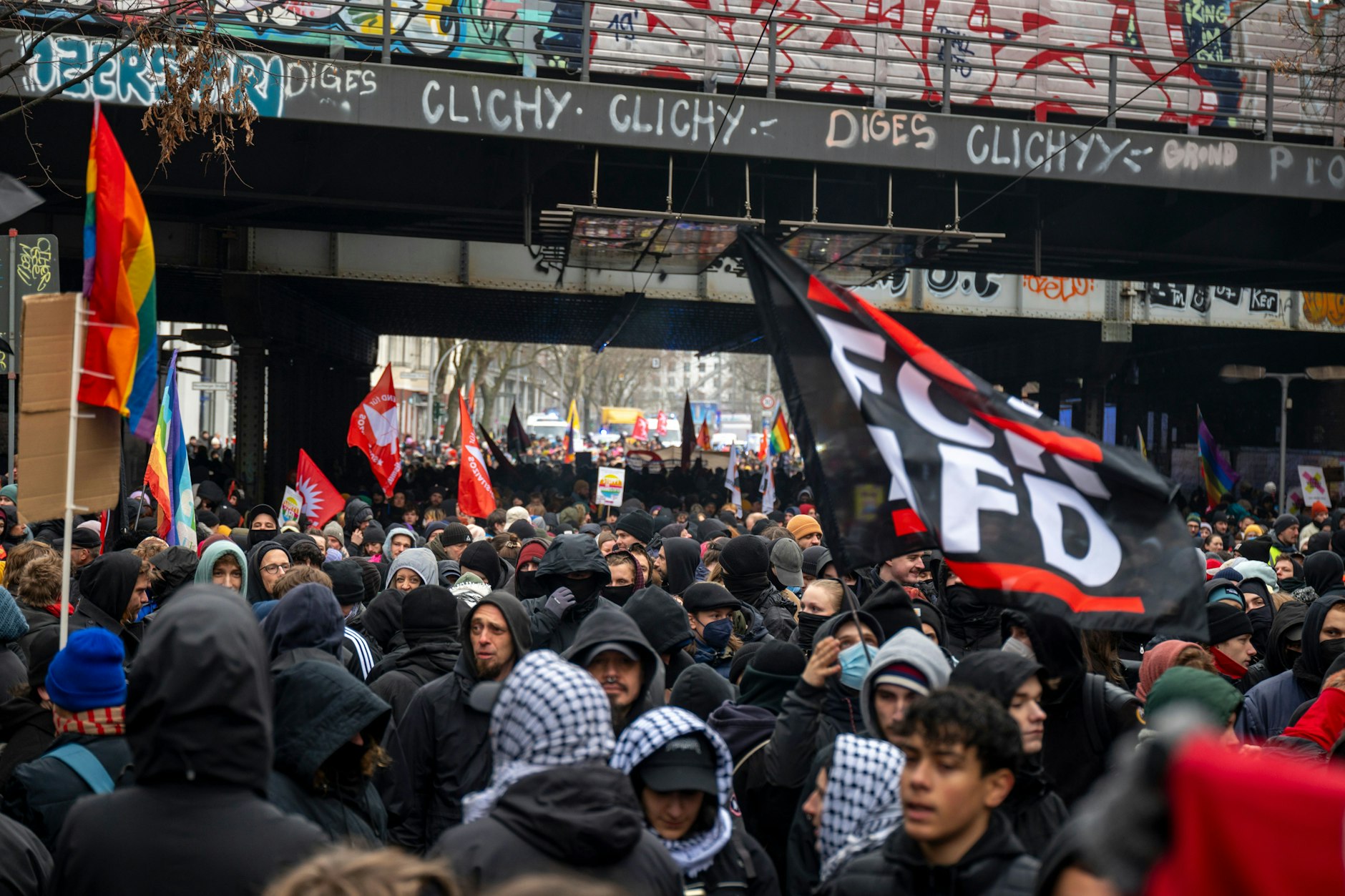 Auf der Sonntagstraße am Ostkreuz startet eine Demonstration. 